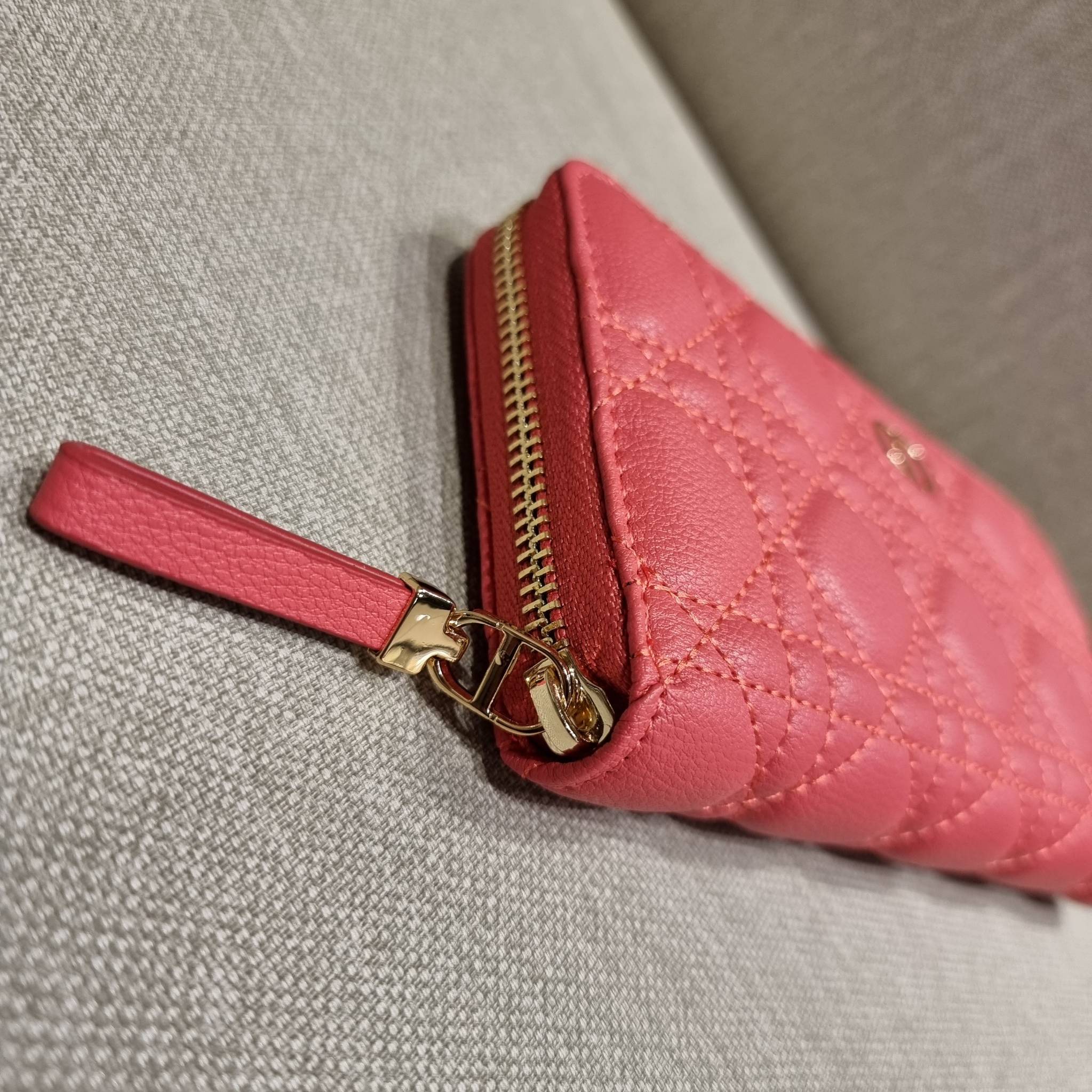 VIP 】CD LONG WALLET WITH GWP ใหม่ล่าสุด กระเป๋าสตางค์ใบยาว พิเศษจาก duty free ใบจริงสวยคม ใช้แล้วรับทรัพย์ ขับผิว วัสดุหนังแท้เต็มใบ สัมผัสดีงาม เปิด-ปิดด้วยซิปรอบ ภายในใส่บัตรได้เยอะ ใส่ธนบัตรได้เต็มที่ มีช่องซิปใส่เหรียญได้ พร้อมส่งความสวยถึงบ้านแบบครบเ