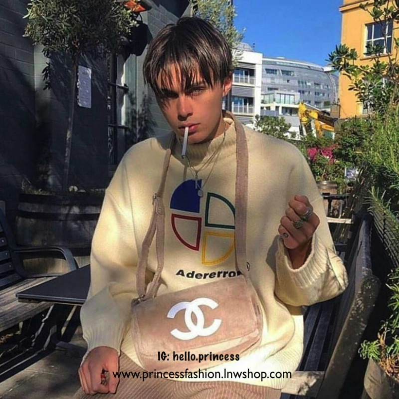 Chanel Beaute Crossbody Bag กระเป๋าถือหรือสะพายพรีเมี่ยมของเเท้จาก Chanel Cosmetic Counter VIP Gift รุ่นแนะนำวัสดุขนวูฟหนานุ่มตัดโลโก้แบรนด์หนังแก้วสวยโดดเด่น น้ำหนักเบา เปิดปิดด้วยฝาปิดกระดุมแม่เหล็ก ใบใหญ่กำลังดีใส่ ipad กระเป๋าสตางค์ใบยาว iphone เครื่อ