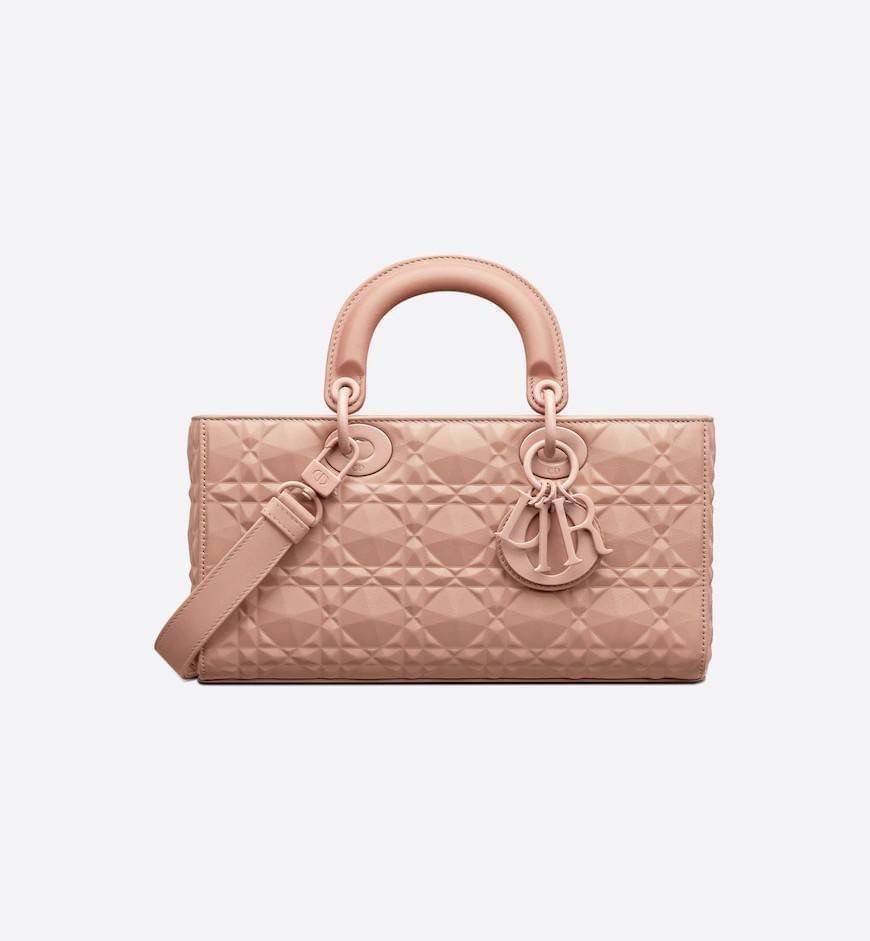 DIOR LADY D-JOY BAG Cannage Calfskin with Diamond Motif / CD LADY D-JOY BAG ดีไซน์ใหม่ อัพเลเวลความหรู กับกระเป๋าสะพายข้างที่รอบนี้ดีไซน์รูปทรงโฉมใหม่ ใช้งานง่ายขึ้น