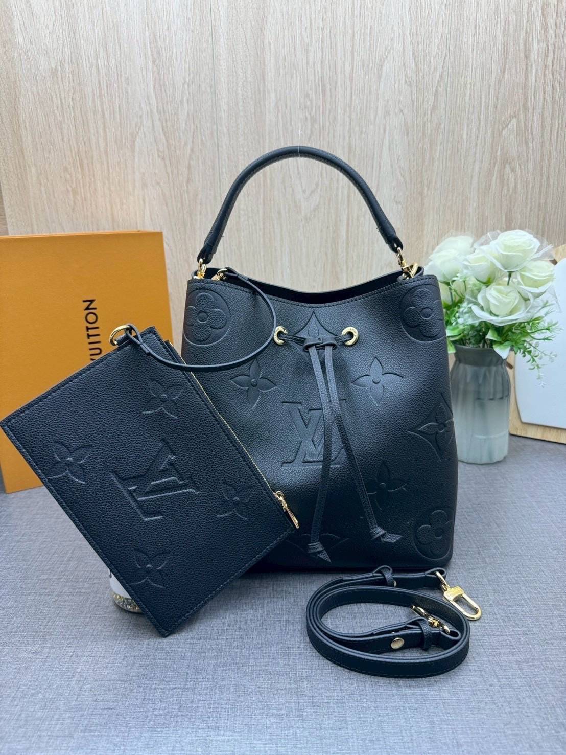 ORI หนังแท้ | LV NeoNoe MM Bucket bag Monogram Flower กระเป๋าสะพายทรงบัคเก็ต ลาย Monogram Flower โดดเด่นเพิ่มสไตล์ มีเสน่ห์ชวนหลงใหล