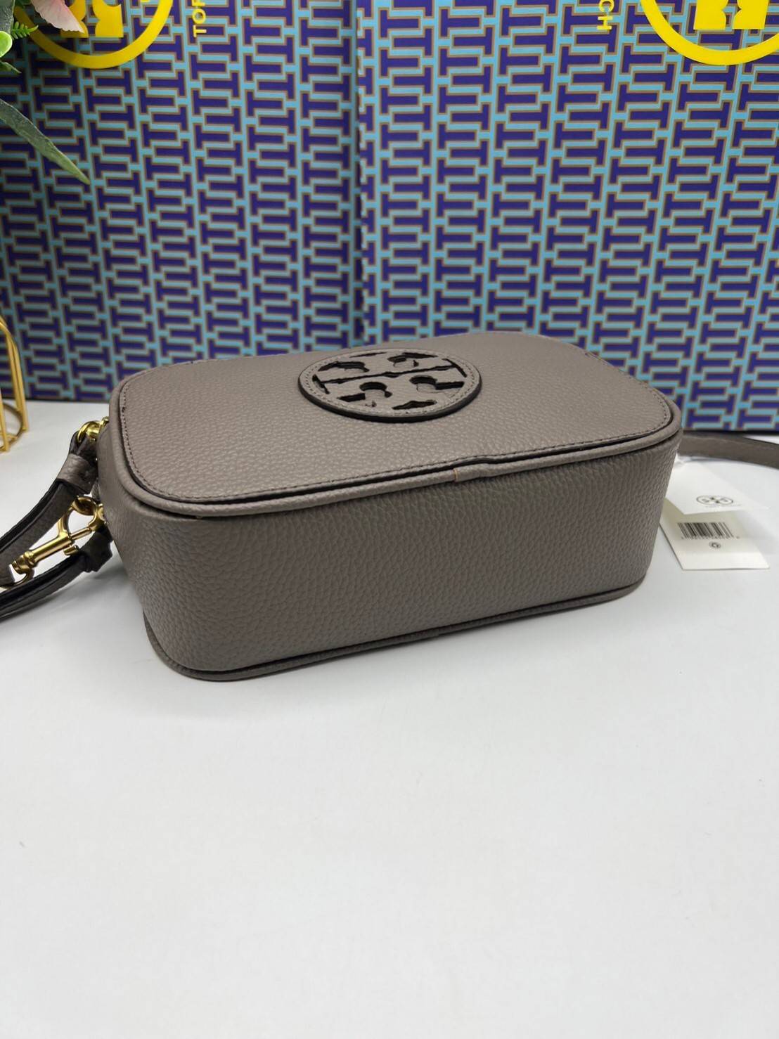TORY BURCH Miller Mini Crossbody Bag / TORY CAMERA BAG / TORY BAG พร้อมส่ง 5 สี กระเป๋าสะพายใบเล็กมินิมอลในรูปทรงใหม่ที่คล่องตัว