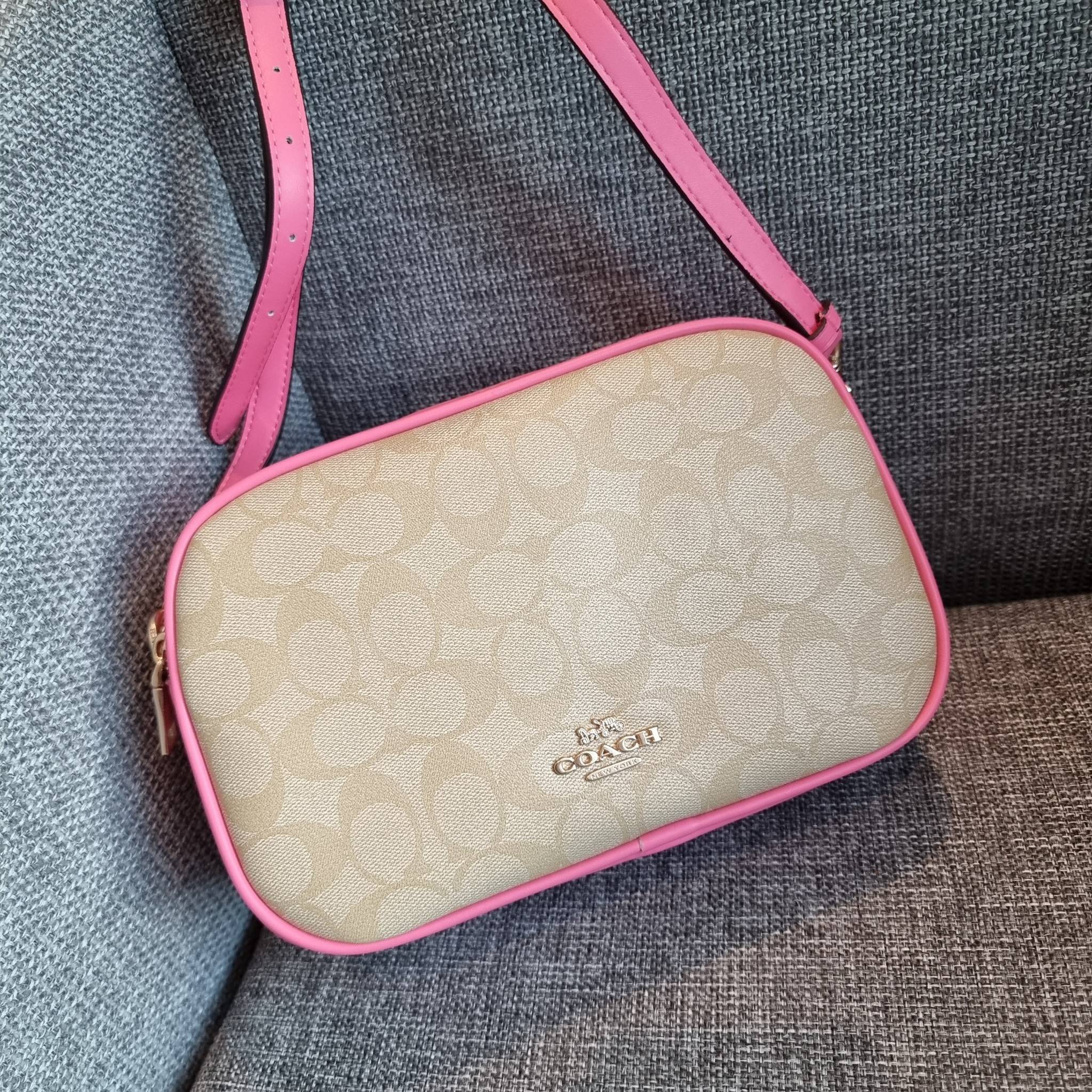 OUTLET 】COACH F68168 JES CROSSBODY IN SIGNATURE CANVAS รุ่นยอดฮิต!! กระเป๋าสะพายข้าง รุ่น 2 ซิป ใบใหญ่จุใจ สีคลาสสิคขายดี!! วัสดุหนังแคนวาสเคลือบลาย เปิด-ปิดด้วยซิป 2 ช่องหลัก ใช้งานง่าย ทรงสวยมากๆรุ่นนี้ มาพร้อมสายสะพาย crossbody ปรับได้ตามตัว ภายในใส่ขอ