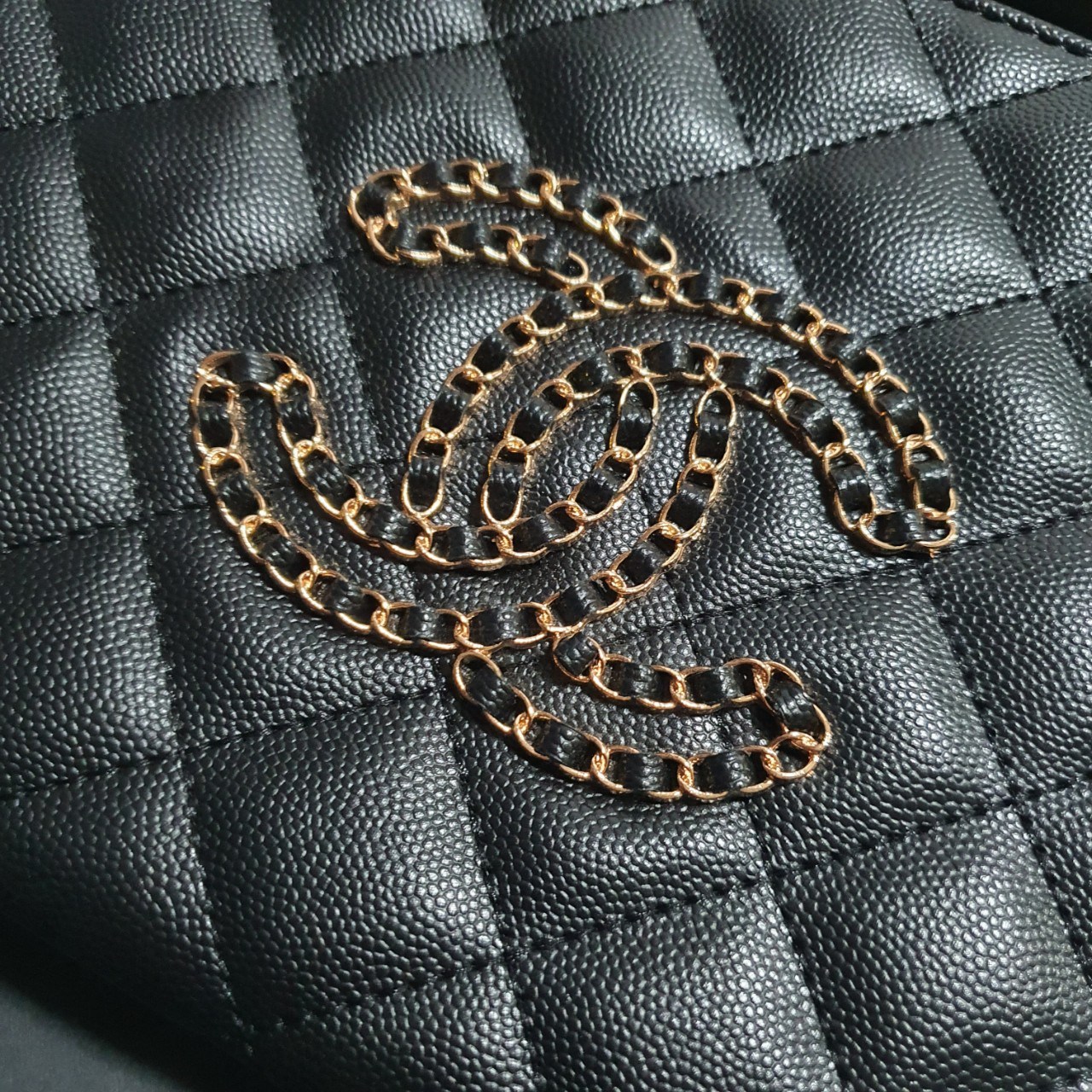 SIZE MEDIUM พร้อมส่งรุ่นขายดี!!! Don't Miss! Chanel Clutch Bag VIP Gift With Purchase (GWP) กระเป๋าคลัชแบนหรือกระเป๋าสตางค์ GWP จาก Chanel Cosmetic Counter Duty free วัสดุหนังคาเวียร์สวยหรูเปิดปิดด้วยซิปสะดวกใช้ ด้านหน้าประดับโลโก้แบรนด์อะไหล่ทองและม