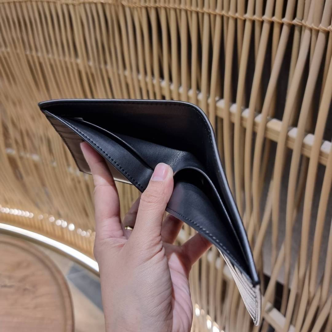 COACH DOUBLE BILLFOLD WALLET IN SIGNATURE CANVAS WITH WOLF MOTIF F31522 WITH GRAFFITI F37333 น้องชายสุดหล่อมาแล้ววว!! 😎 กระเป๋าสตางค์ใบสั้น เอาใจหนุ่มๆ ดีไซน์รูปหมาป่า สุดเท่ ด้านในกระเป๋าเป็นหนังแท้ มีช่องใส่บัตรเยอะ ใส่ธนบัตรได้ทุกชนิด และมี kee