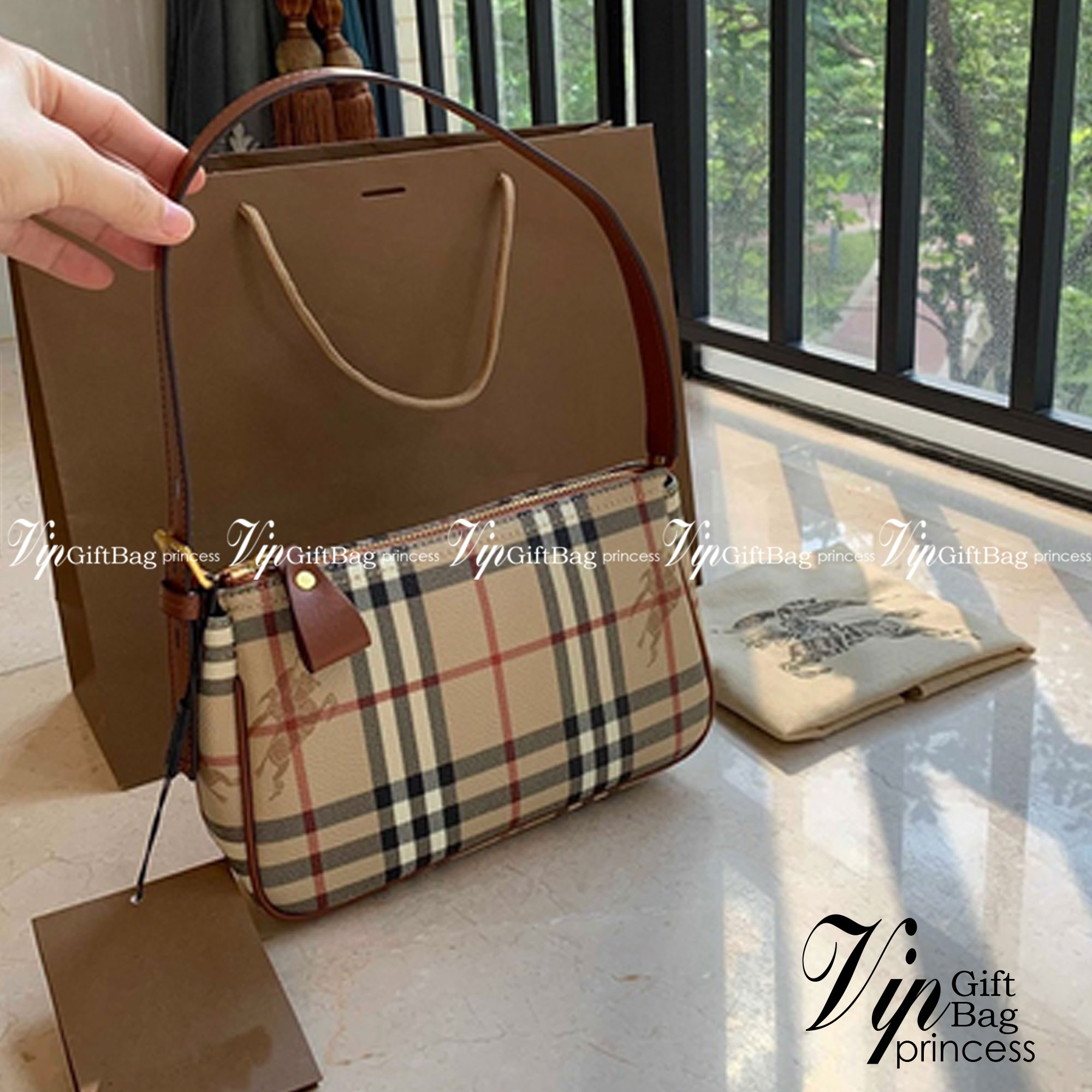 Burberry Vintage Bag / Burberry Nova Check Small Shoulder Bag พร้อมส่งที่ไทย กระเป๋าสะพายไหล่ Vintage Check ที่ถือว่าเป็นสัญลักษณ์อันเก่าแก่ของแบรนด์ ภายในเป็นช่องโล่งกว้าง และมีคุณสมบัติการใช้งานที่ครบครัน