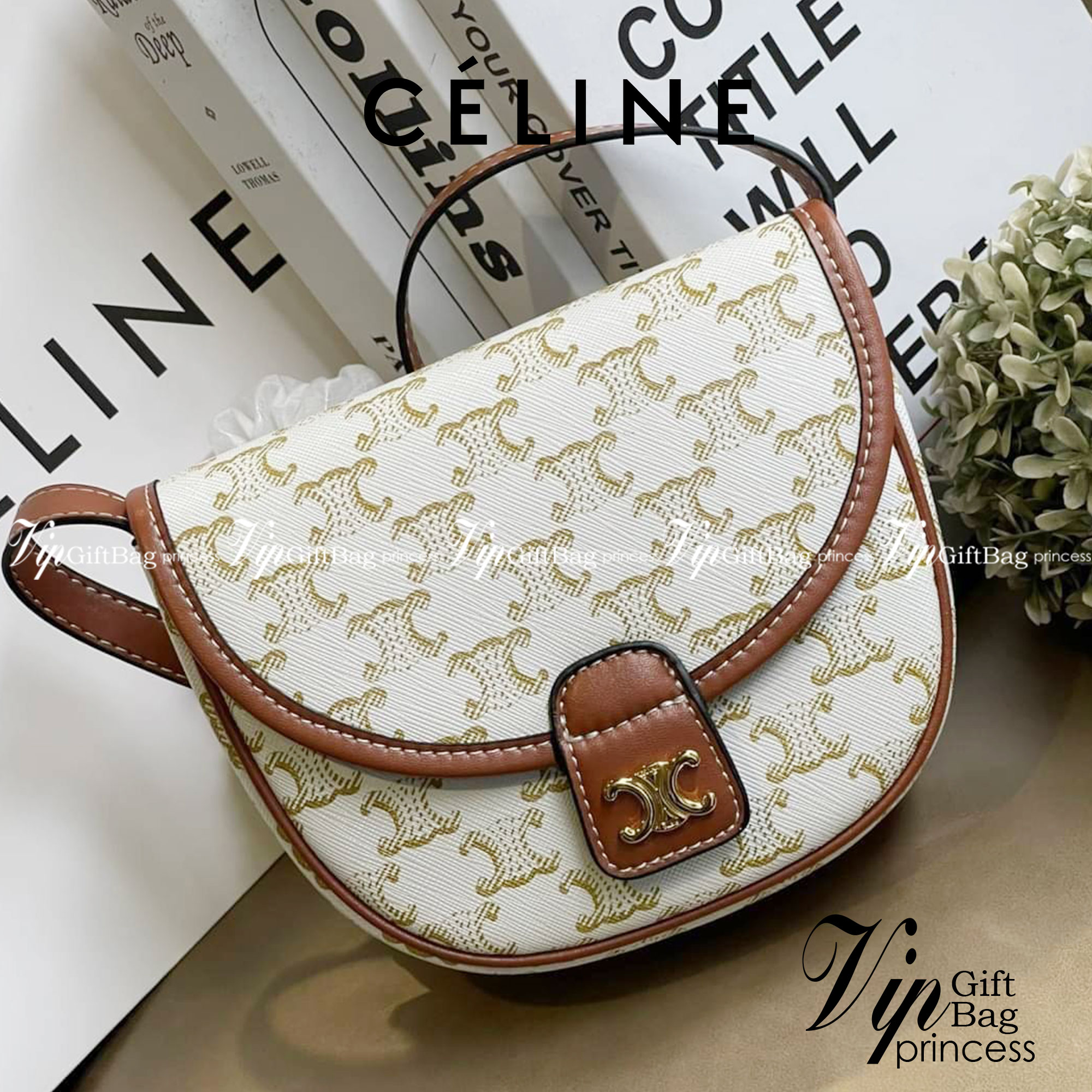 CELINE MINI BESACE IN TRIOMPHE CANVAS หรูหราไปกับกระเป๋าหนังแคนวาสลาย triompe ด้วยขนาดที่กะทัดรัดและดีไซน์ที่เรียบหรูนี้ จึงสามารถนำไปแมทช์กับการแต่งตัวได้ง่าย ไม่ว่าจะเป็นสไตล์การแต่งตัวเท่ ๆ จนถึงสไตล์การแต่งตัวน่ารัก ๆ เพิ่มความหรูหราและโดดเด่นด้วยการต