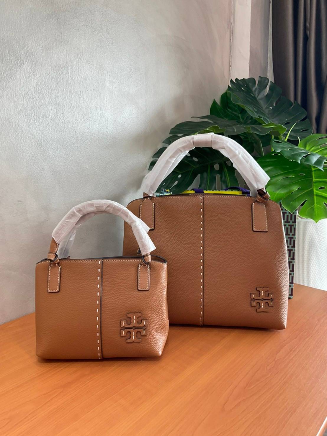 TORY BURCH Mcgraw Satchel Tote Bag (Size L) กระเป๋าถือ/สะพาย Crossbody วัสดุหนังลูกวัวแท้ 100% ด้านหน้าประดับโลโก้หนัง ตัดเป็นรูปตัว T สัญลักษณ์แบรนด์ ตัวกระเป๋าเดินด้ายเล่นลายเพิ่มลูกเล่น เพื่อความเก๋!!