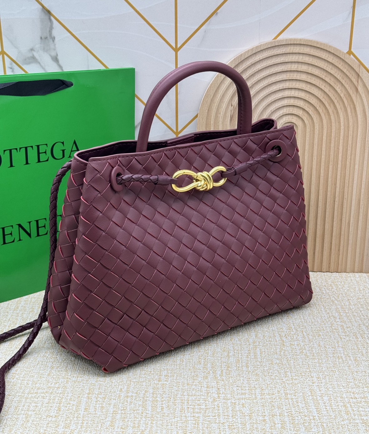 BOTTEGA Small Andiamo embellished intrecciato leather tote 28cm กระเป๋าสะพายดีไซส์สานเป็นเอกลักษณ์ หนัง nappa นิ่มสวยงาม