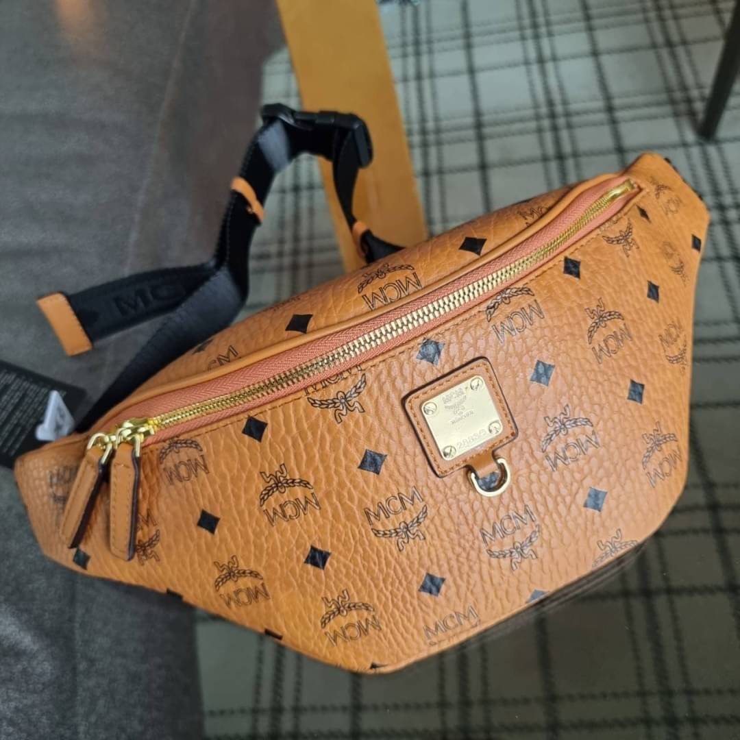 M.C.M FURSTEN BELT BAG IN VISETOS กระเป๋าคาดอกยอดฮิต หนุ่มๆสาวๆใช้ได้ไม่มีเบื่อ รุ่นขายดี ลายวิเซโต้เอกลักษณ์ ทั้งสปอร์ตและดูหรูในตัว ใช้งานง่าย ได้ทุกลุค วัสดุหนังแคนวาสคุณภาพดี มีช่องซิปหลัก และซิปด้านหลังกระเป๋า ภายในเป็นช่องโล่งบุผ้าซับอย่างดี รุ่น un