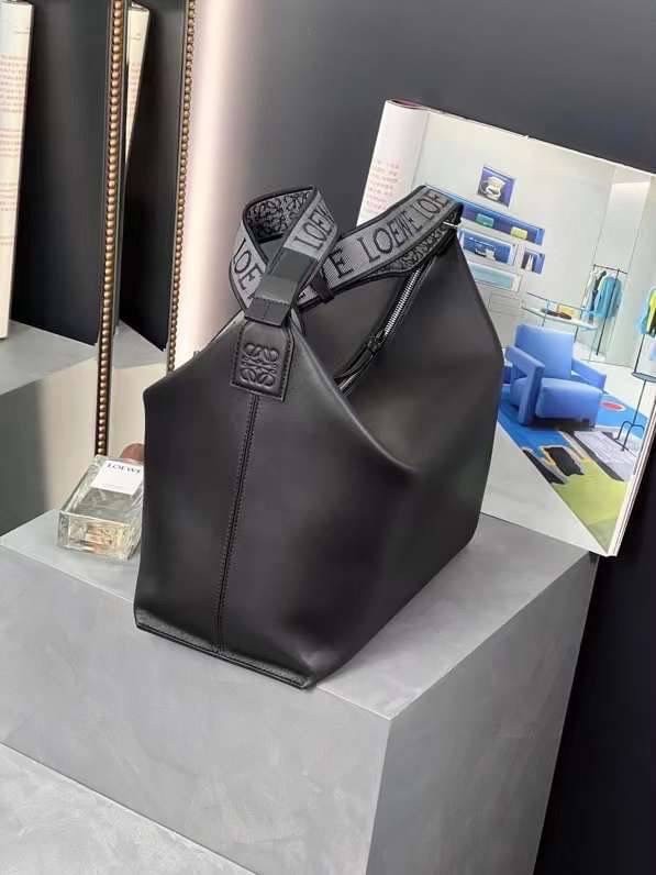 LOEWE Cubi leather crossbody bag / LOEWE IN SUPPLE SMOOTH CALFSKIN CUBI CROSSBODY BAG พร้อมส่ง **สินค้าเกรดท็อปออริจินอล 1:1 เกรดดีสุด สลับแท้ ใช้งานต่างประเทศได้