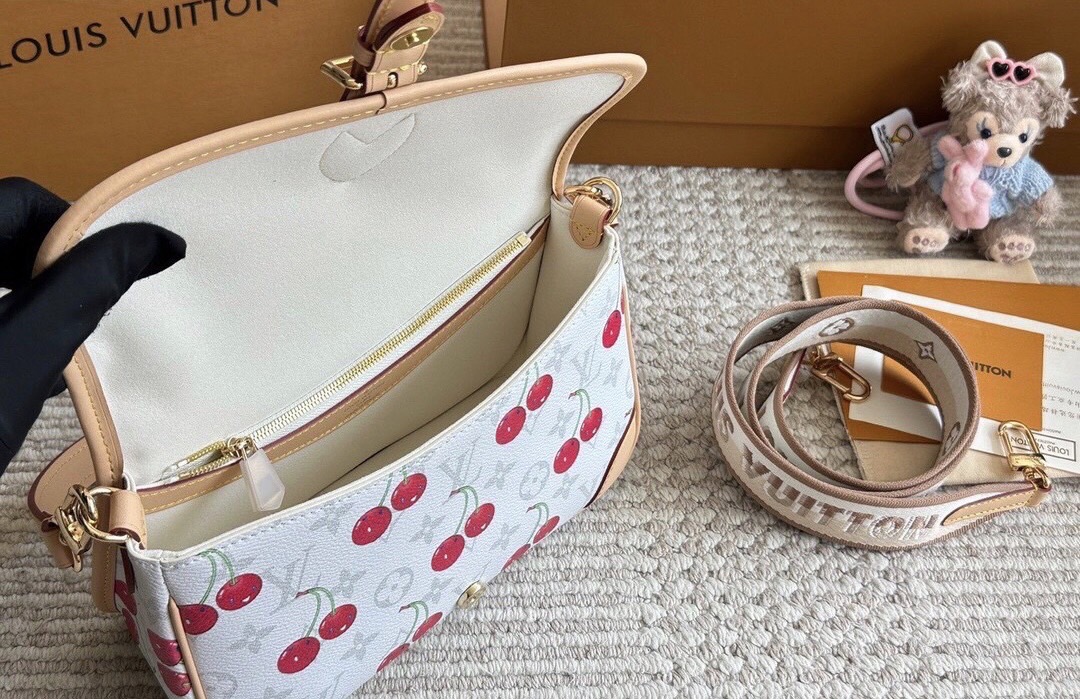 LV Diane Monogram Cherry กระเป๋ามัลติฟังก์ชั่นสุดคุ้ม คอลใหม่แสนสดใสด้วยลายเชอรี่ ที่ดีไซน์ออกมาน่ารักน่าใช้มากๆ มีสายมาให้ถึง 2 แบบ สายหนังคล้องไหล่ได้ และสายสปอร์ตครอสบอดี้ได้