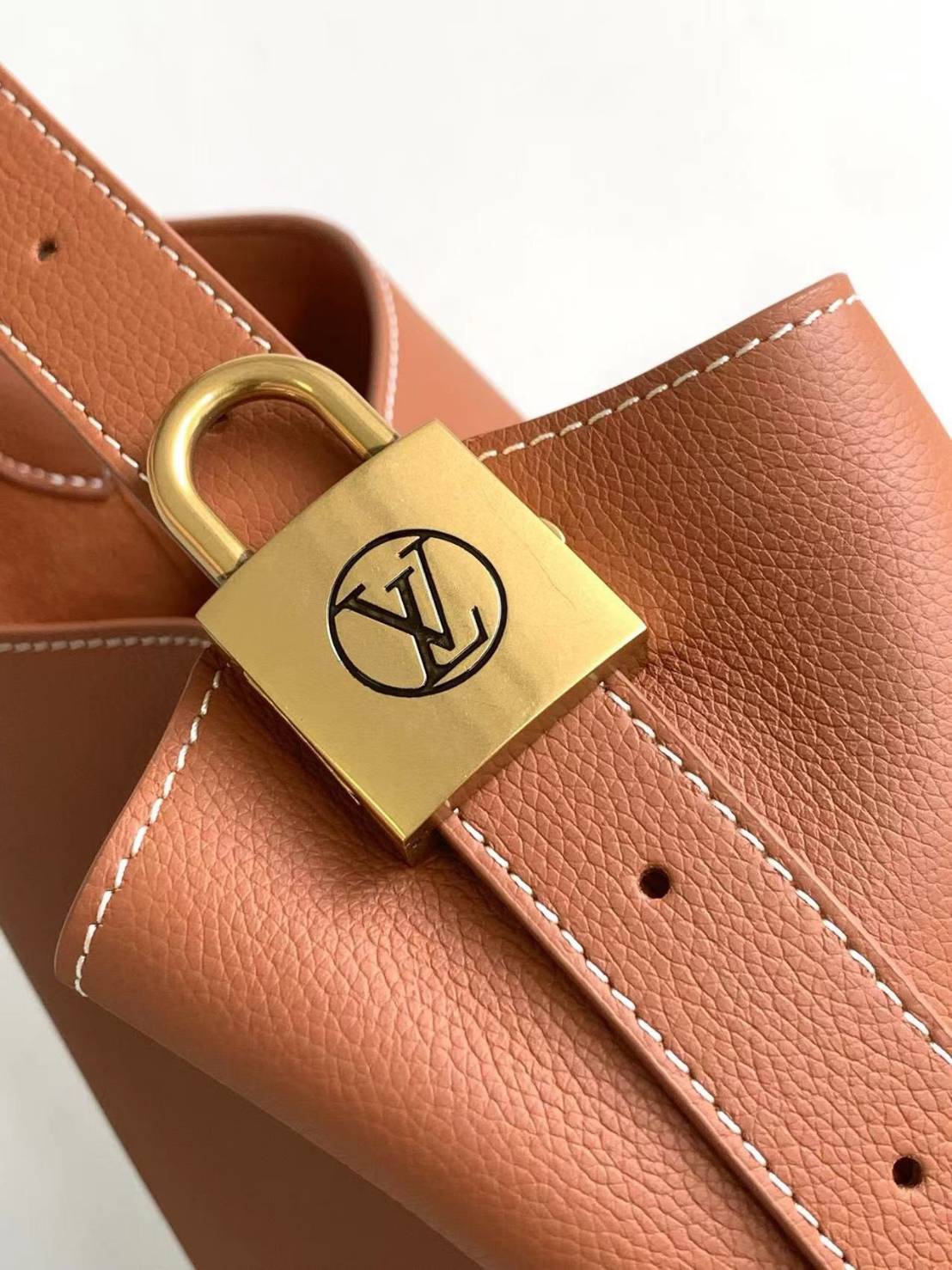 TOP ORI | หนังแท้ LV Low Key Hobo MM Bag เกรดเทียบแท้เทพดีสุด กระเป๋าสะพายทรงโท้ทรุ่นใหม่ เผยความเรียบหรูมีระดับด้วยรูปทรงเรียบง่ายและงานฝีมือประณีตไร้ที่ติ