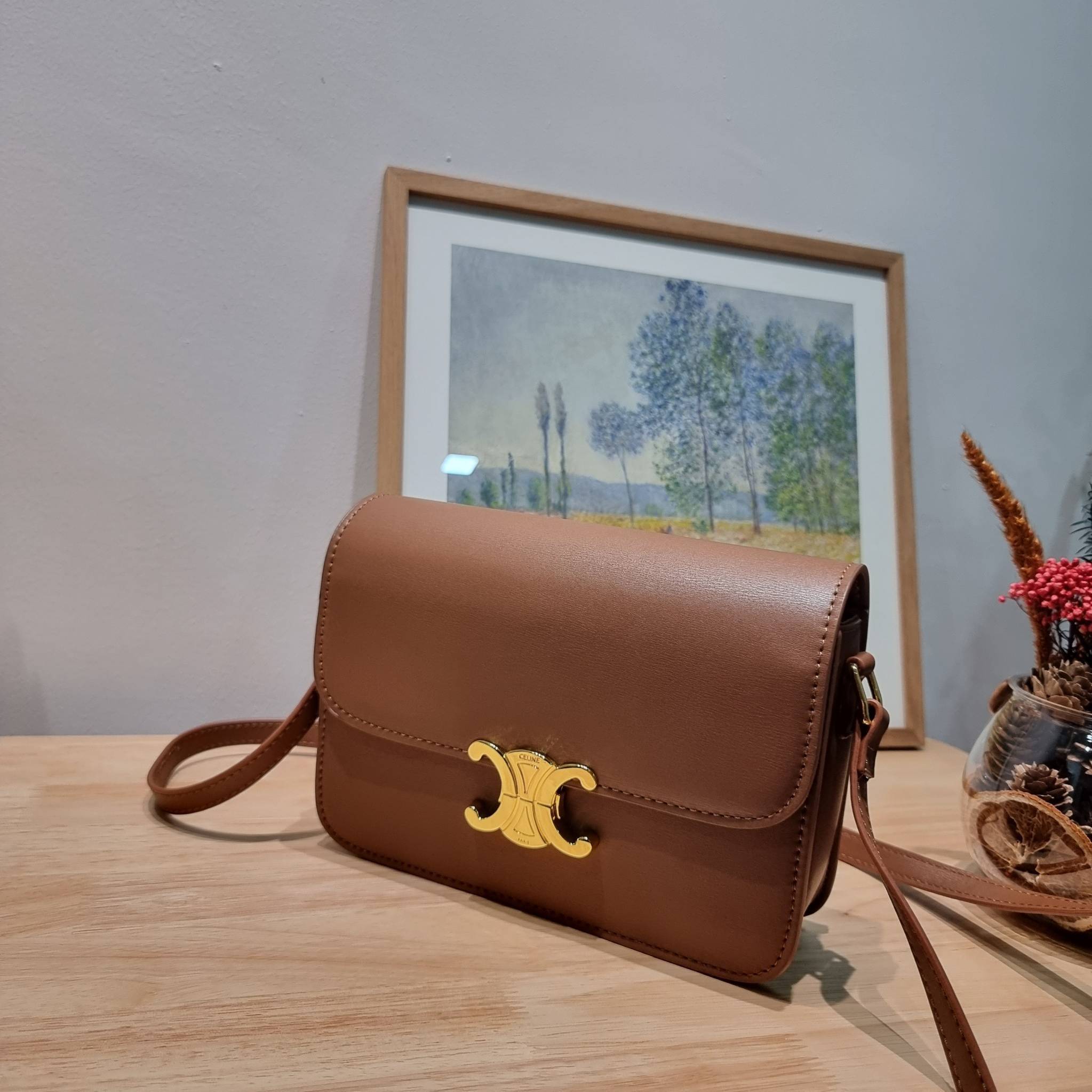 CELINE CLASSIQUE TRIOMPHE BAG IN SHINY CALFSKIN ไอเท็มสุดคลาสสิค ที่ขาดไม่ได้ กระเป๋าสะพายทรงสวยคลาสสิค แฝงความผู้ดี ที่ใช้ได้ทั้งชายหญิง