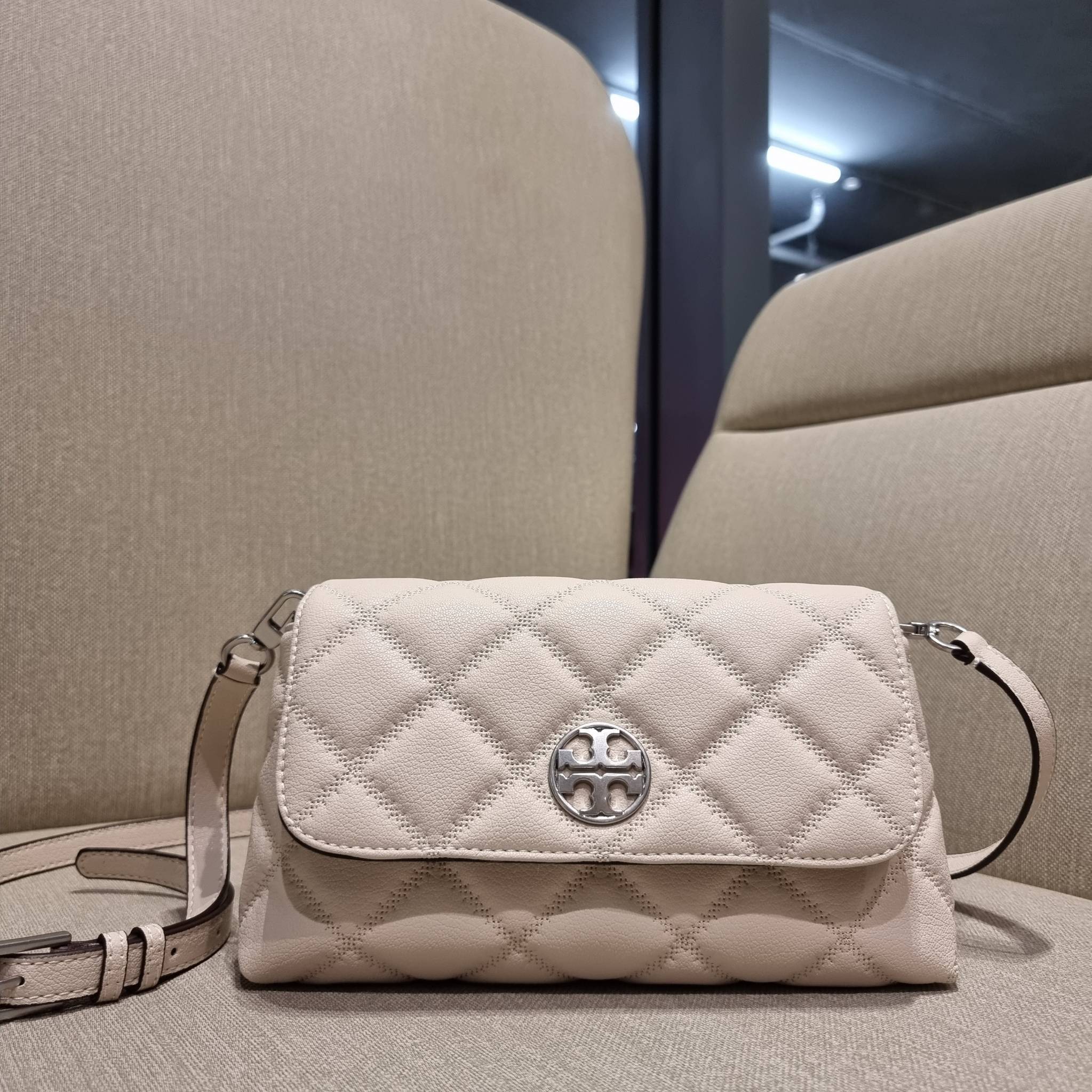 TORY BURCH WILLA MINI SHOULDER BAG ใหม่ล่าสุด พร้อมเสิร์ฟไม่ต้องรอพรีฯ กระเป๋าสะพายดีไซน์เลิศ ทรงสวย กะทัดรัด สะพายคล่องตัว ดีไซน์บุนวม เส้นคมสวยหรู
