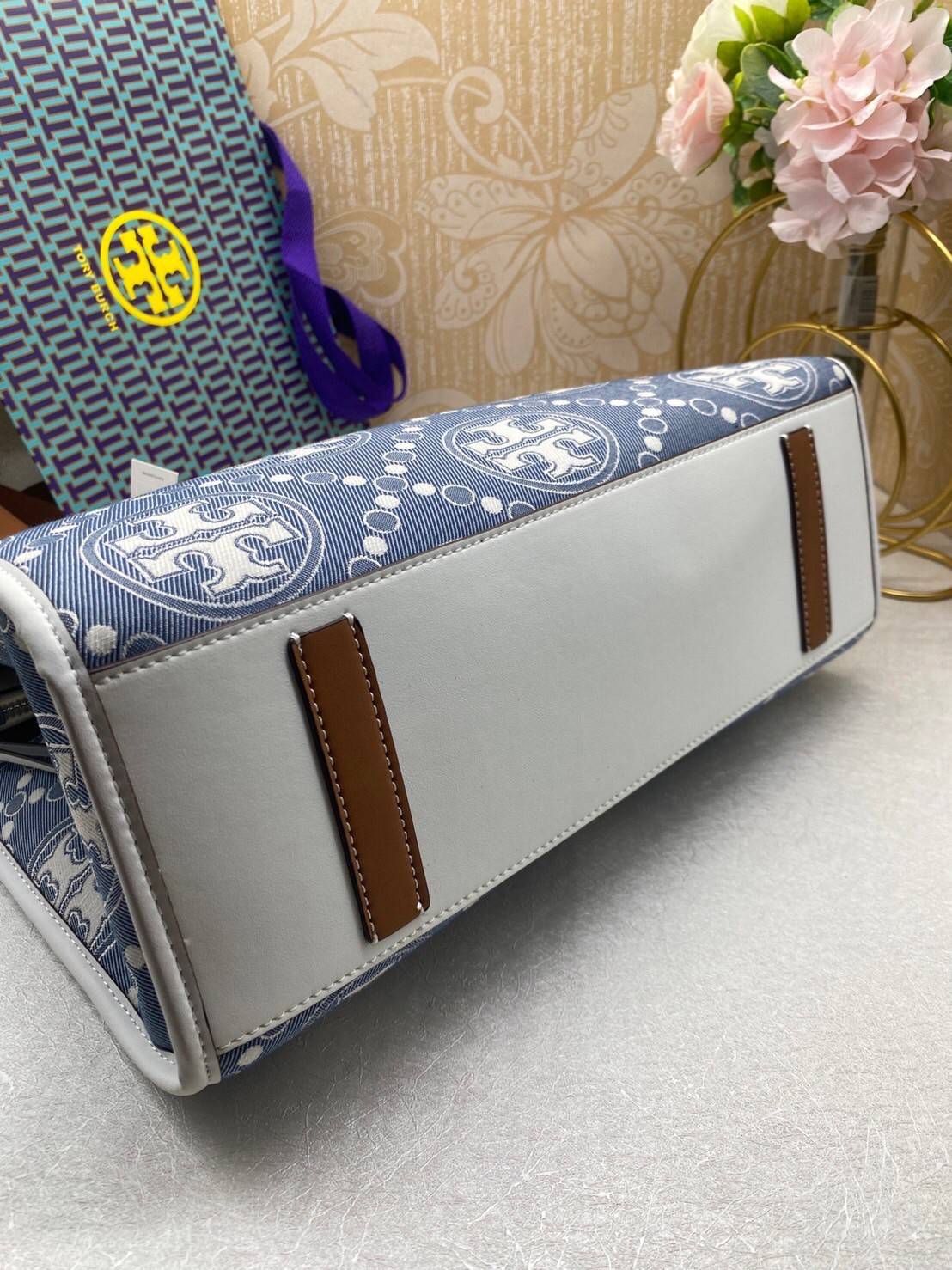 Tory Burch Small T Monogram Denim Tote / Tory Burch Demim Jacquard Small Tote คอลเลคชั่นใหม่ กระเป๋าทรงโท้ท ทรงสี่เหลี่ยมใบใหญ่ วัสดุผ้าเดนิมสลับหนังแท้ ภายในช่องโล่งกว้างจุได้เยอะ