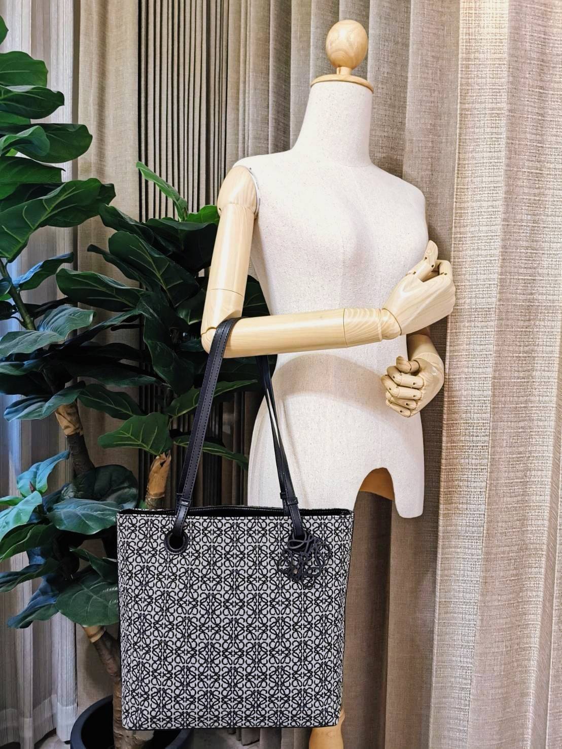 LOEWE ANAGRAM TOTE BAG VIP ไอเท็มใหม่! ดีไซน์สวยคงเอกลักษณ์ด้วยวัสดุ Anagram Canvas Jacquard Fabric ผสมผสานหนังแท้ Calfskin ลงตัวสุดคลาสสิค ขนาดกำลังดี น้ำหนักเบา ใส่เอกสาร A4 Notebook ipad ของใช้ได้เยอะ หูหิ้วหนังจับแข็งแรง สะพายไหล่ได้ พร้อมส่งที่ไทยสุด