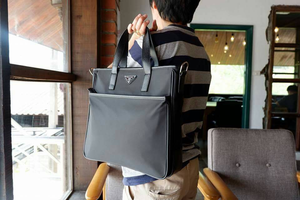 Prada tote bag เอาใจหนุ่มๆ สำหรับ messenger bag เป็นผ้าไนล่อนนาโน ตัวกระเป๋าขนาดกำลังดี สีดำสวยมาก สะพายไปทำงาน หรือเรียน เท่ห์ และคลาสสิคสุดๆ ค่ะ ✔น้ำหนักเบา จุของคุ้ม สายยาว ปรับได้ free size ✔สามารถสะพาย crossbody ได้ ใบนี้ห้ามพลาดเลย