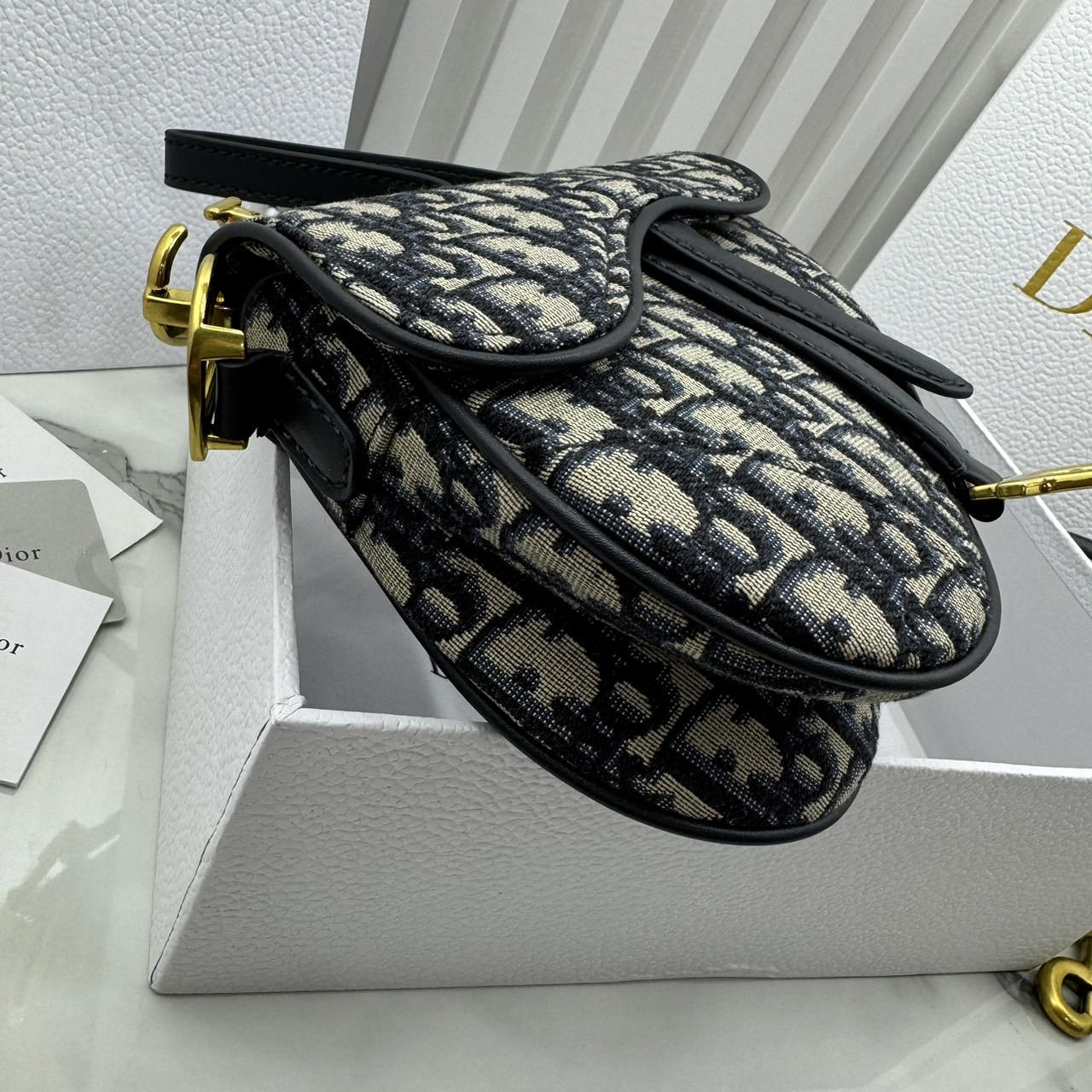 DIOR Mini Saddle Bag with Strap Blue Dior Oblique Jacquard / Black Grained Leather กระเป๋าสะพายทรงอานม้าเอกลักษณ์ของแบรนด์แห่งตำนานความหรู