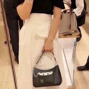 VIP 🥂 LOUIS VUITTON MARELLR EPI LEATHER รุ่นนี้ลายหนังเป็นลายไม้ มีโลโก้แบรนด์แบบฉลุด้านหน้า มาพร้อมกระเป๋าใบลูกแบบซิปจัดเก็บได้ตรงช่องด้านหน้า สามารถถอดออกแยกใช้งานได้ต่างหากนะคะ เปิดปิดกระเป๋าแบบซิป ภายในโล่ง สามารถใส่กระเป๋าเงินใบยาวได้;ของจุกจ