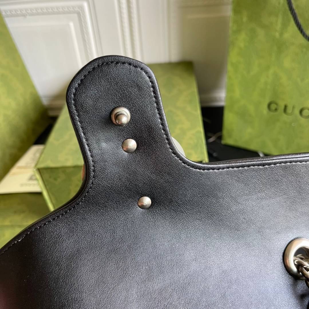 หนังแท้ 26cm GUCCI GG Marmont leather shoulder bag แบบใหม่ล่าสุด ราคานี้หนังแท้คือคุ้มมากเลยค่าสาวๆ ต้องจัดแล้วน้าา ยกระดับความหรูให้กับตัวเองกันหน่อย ด้วยกระเป๋ารุ่นนี้!! ครอสบอดี้ที่ดีไซน์หรู อัพเลเวล ในราคาที่จับต้องได้ พร้อมเสิร์ฟความสวยตรงถึงบ้านแล้ว