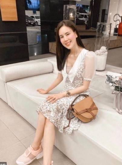 LOEWE Small Leather Gate Crossbody Bag VIP GIFT WITH PURCHASE (GWP) กระเป๋าถือหรือสะพาย Limited จาก LOEWE DUTYFREE COUNTER วัสดุ Canvas & Leather Calfskin หนังแท้ รูปทรงทันสมัย น้ำหนักเบามากค่ะ มาพร้อมสายสะพายยาวสามารถปรับระดับได้ เป็นอีกหนึ่งรุ่นฮิตกันมา