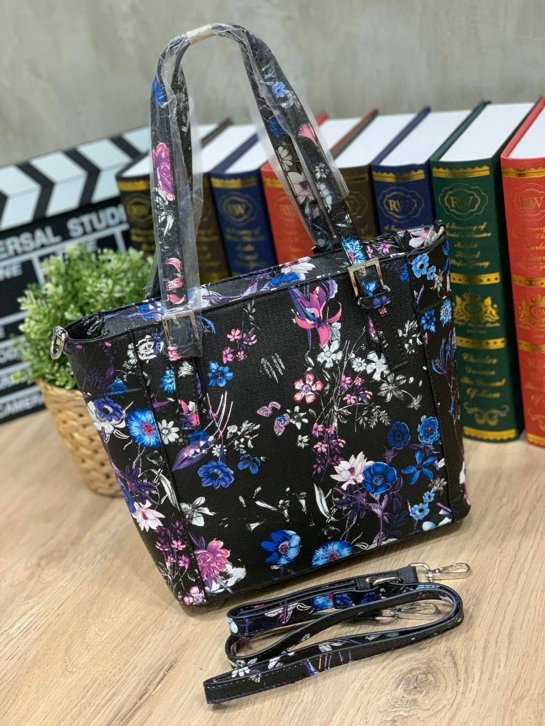 GUESS Women's Medium Floral Tote Bag กระเป๋าถือ คล้องไหล่หรือสะพาย ขนาดกลาง วัสดุหนังpu ลายดอกไม้ชนิดต่างๆรอบใบ เปิดปิดใช้งานด้วยซิปเดียวด้านบน ภายในมีกว้างใส่กระเป๋าสตาวค์ยาว มินิไอแพคได้ หูจับและสายสะพายปรับระดับได้ มาพร้อมกุญแจโลโก้guess สวยน่ารัก