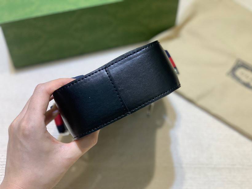 VIP GIFT 】หนังแท้ GUCCI GG Black messenger Crossbody ขนาดเล็ก ทรงแนวตั้ง มีช่องให้ใส่ของได้อยู่ 2 ช่อง เป็นซิบรูดเปิดปิดด้านบน และด้านหน้า โดดเด่นด้วยลวดลายกระเป๋าที่ ใช้ตัวโลโก้ของ GUCCI มาทำเป็นแพทเทิร์น ซึ่งกระเป๋าแต่ละใบอาจมีตำแหน่งที่แตกต่างกัน แปะตั