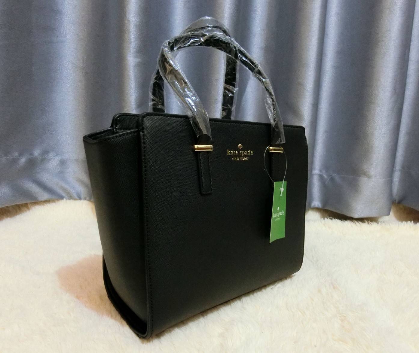Don't Miss! KATE SPADE NEW YORK CEDAR STREET HAYDEN BAG กระเป๋าถือหรือสะพายหนัง Saffiano สวยหรูอยู่ทรงสไตล์ PRADA ด้านหน้าประดับโลโก้สีทองสวยไฮโซ ภายในมีช่องซิปและช่องเล็ก ซับในอย่างดีสกรีนลาย Kate Spade กว้างและจุ ใส่ ipad mini กระเป๋าสตางค์ ของใช้ไ