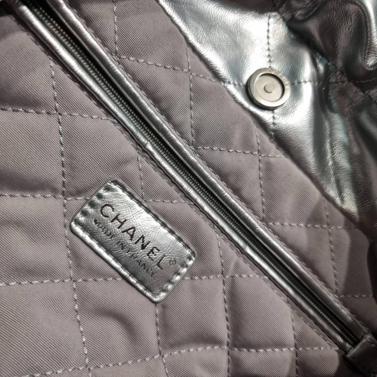 Chanel 22 horizontal bag แรงเกินต้านที่สุดกับไอเท็มนี้ ที่สาวๆหรือใครๆก็ต้องมี มาในไซส์ใหญ่ รูปทรงใช้ง่ายขึ้น แต่ยังจุได้หนักๆเหมือนเดิม ดูหรูหรา เกินเรื่องที่สุด