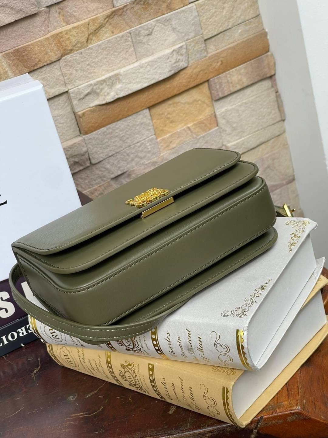 small : LOEWE Goya anagram small leather shoulder bag มาทำความรู้จักทุกดีเทลของ กระเป๋า GOYA ไอเท็มใบใหม่ล่าสุดจาก Loewe ด้วยรูปทรงกล่องอันคลาสสิกที่มาพร้อมรายละเอียดอันน่าค้นหา ด้วยรูปทรงบ็อกสุดคลาสสิก พร้อมโครงสร้างที่กะทัดรัดเปี่ยมไปด้วยสเน่ห์น่าค้นหา 