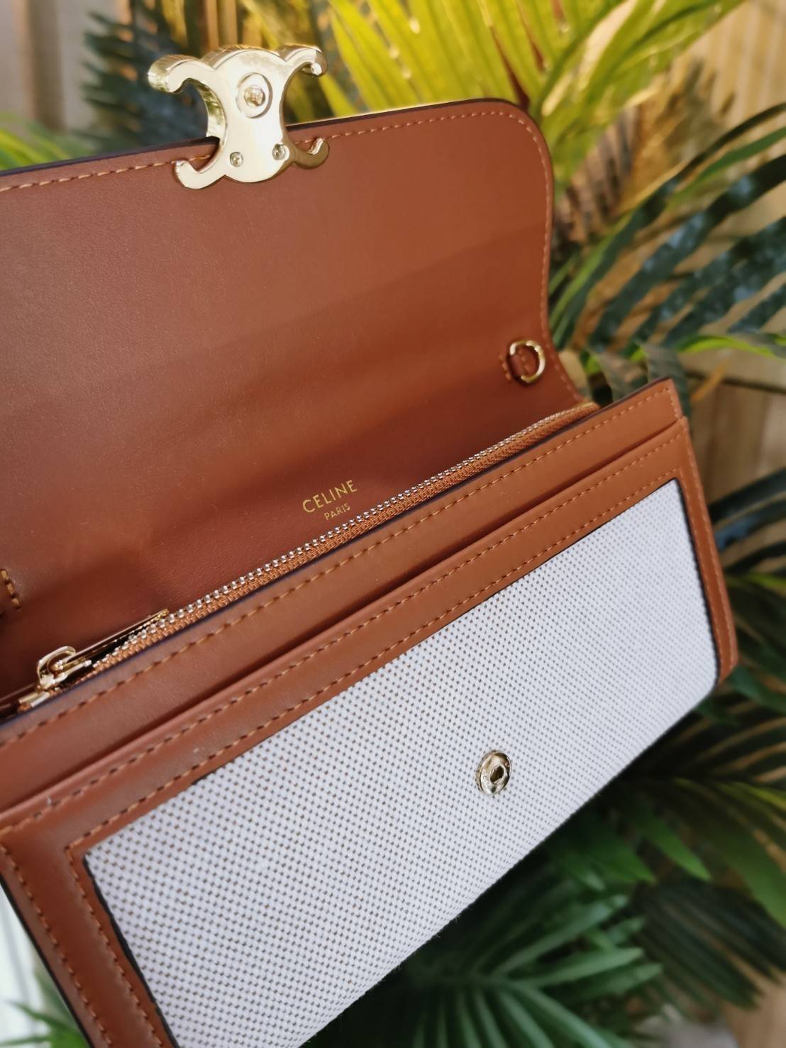 พรีเมี่ยมกิ๊ฟแท้ 100% 】CELINE LONG WALLET BAG VIP GIFT WITH PURCHASE-GWP กระเป๋าพรีเมี่ยมกิ๊ฟ Limited จาก CELINE HAUTE PARFUME DUTYFREE COUNTER วัสดุ Triomphe Canvas สวยอยู่ทรงเปิดปิดด้วยฝาปิดประดับโลโก้แบรนด์สีทองด้านหน้า ภายในมีช่องแบ่งเยอะมากค่ะ