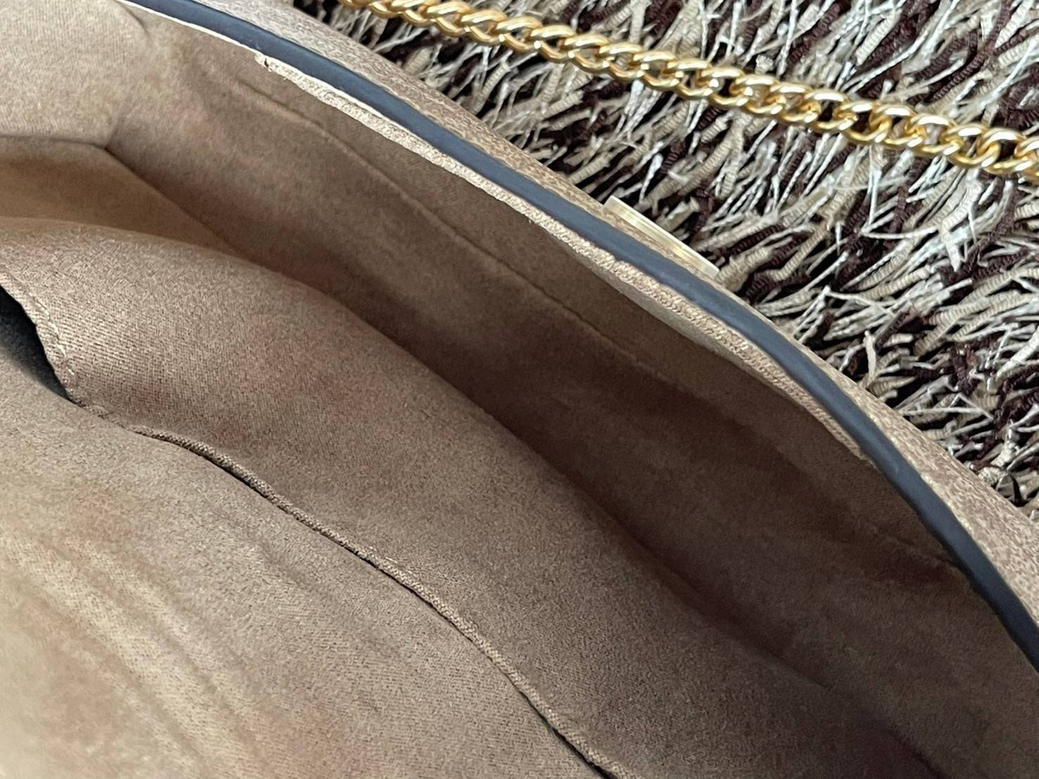 Coach grace series carriage logo handbag slingbag shoulderbag F2232 กระเป๋ามาพร้อมดีไซน์ที่ดูหรูหรา มีเอกลักษณ์เป็นที่จดจำได้ง่าย รวมถึงมีสีสันให้เลือกหลากหลายจึงครองใจสาว ๆ ได้ไม่ยาก โดยกระเป๋าออกแบบให้มีลักษณะเป็นกระเป๋าสะพายไหล่ทรงเหลี่ยมสุดคลาสสิก ที่