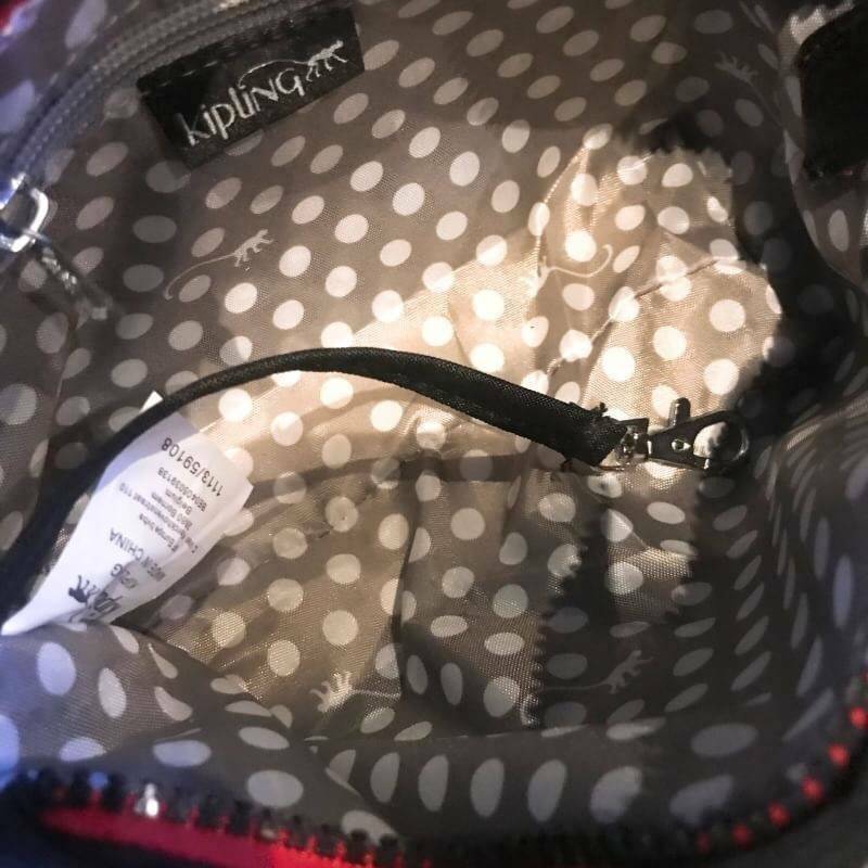 KIPLING SABIAN CROSSBODY BAG กระเป๋าสะพายรุ่นชนช็อปวัสดุ Nylon&Polyester 100% ขนาดกำลังน่ารัก เปิดปิดด้วยฝาปิดกระดุมแม่เหล็กและซิปแบรนด์ ด้านหน้ามี1ช่องซิป พร้อมพวงกุญเเจลิงน้อย ภายในมีโลโก้ ช่องซิปและสายคล้องพวงกุญแจ มีสายสะพายยาวหลากสีเลื่อนปรับระดับได้