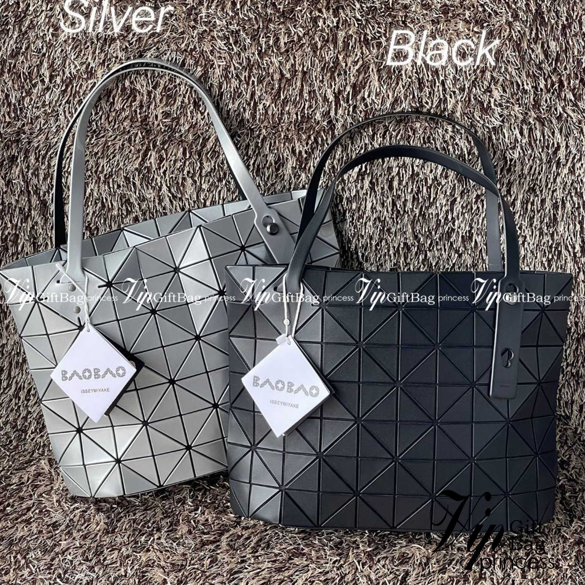Bao Bao Issey Miyake ROCK MATTE ซีรีส์นี้จะเป็นทรงสี่เหลี่ยมผืนผ้า มีซิปปิดด้านบน ถือเป็นรุ่นที่เหมาะกับการใช้งานในชีวิตประจำวัน สามารถพับมุมและบริเวณด้านล่างของกระเป๋าเพื่อเพิ่มความสะดวกสบายในการใช้งาน ทั้งยังช่วยให้วางกระเป๋าในแนวตั้งได้อีกด้วย แผ่นต่อส