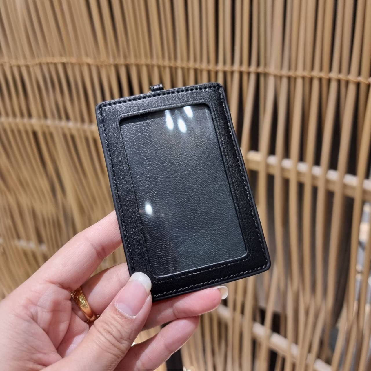 COACH C3305 ID LANYARD IN COLORBLOCK SIGNATURE CANVAS ง่ายๆแบบไม่ธรรมดา!! คลาสสิคแต่มีดีเทลโดดเด่น!! กระเป๋าถนอมบัตร พร้อมสายคล้องคอ ดีไซน์ลวดลายสวย ดูดีทุกแบบ ใช้งานง่าย พกพาสะดวก จะใส่บัตรพนักงาน บัตรเครดิต บัตรปชช. ใบขับขี่ และบัตรอื่นๆที่อยากจะใส่!! ต