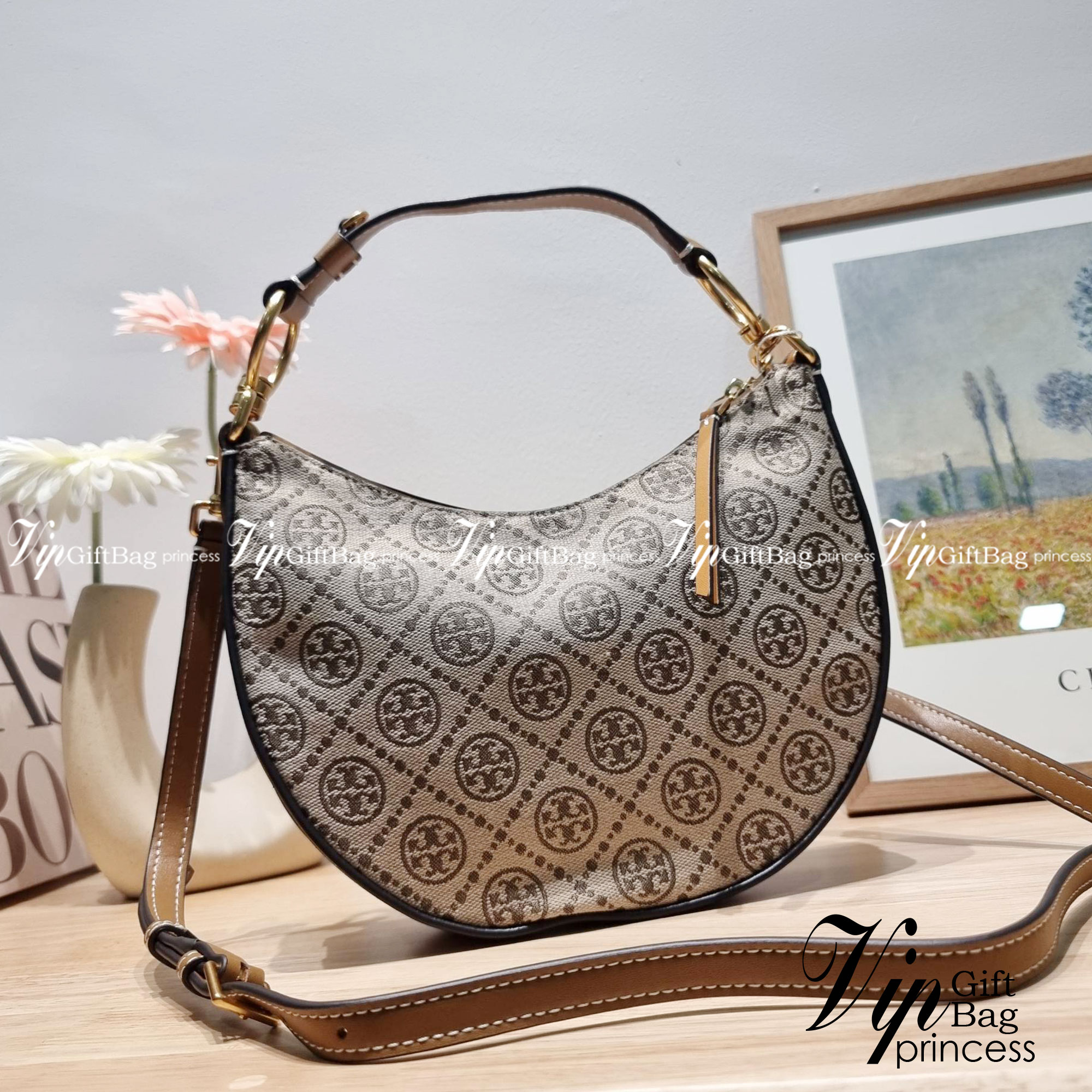 Tory Burch T Monogram Mini Crescent Bag / TORY BURCH T MONOGRAM MINI JACQUARD CRESCENT BAG ร้อนแรงกว่านี้ไม่มีแล้ว กับไอเท็มที่เซเลปรีวิวเยอะมาก!! สาวๆตามหากันไปอีก กระเป๋าทรง half moon ที่ดีไซน์บนผ้า jacquard ลวดลายซิกเนเจอร์ เรียบหรู ผู้ดีมากแม่!