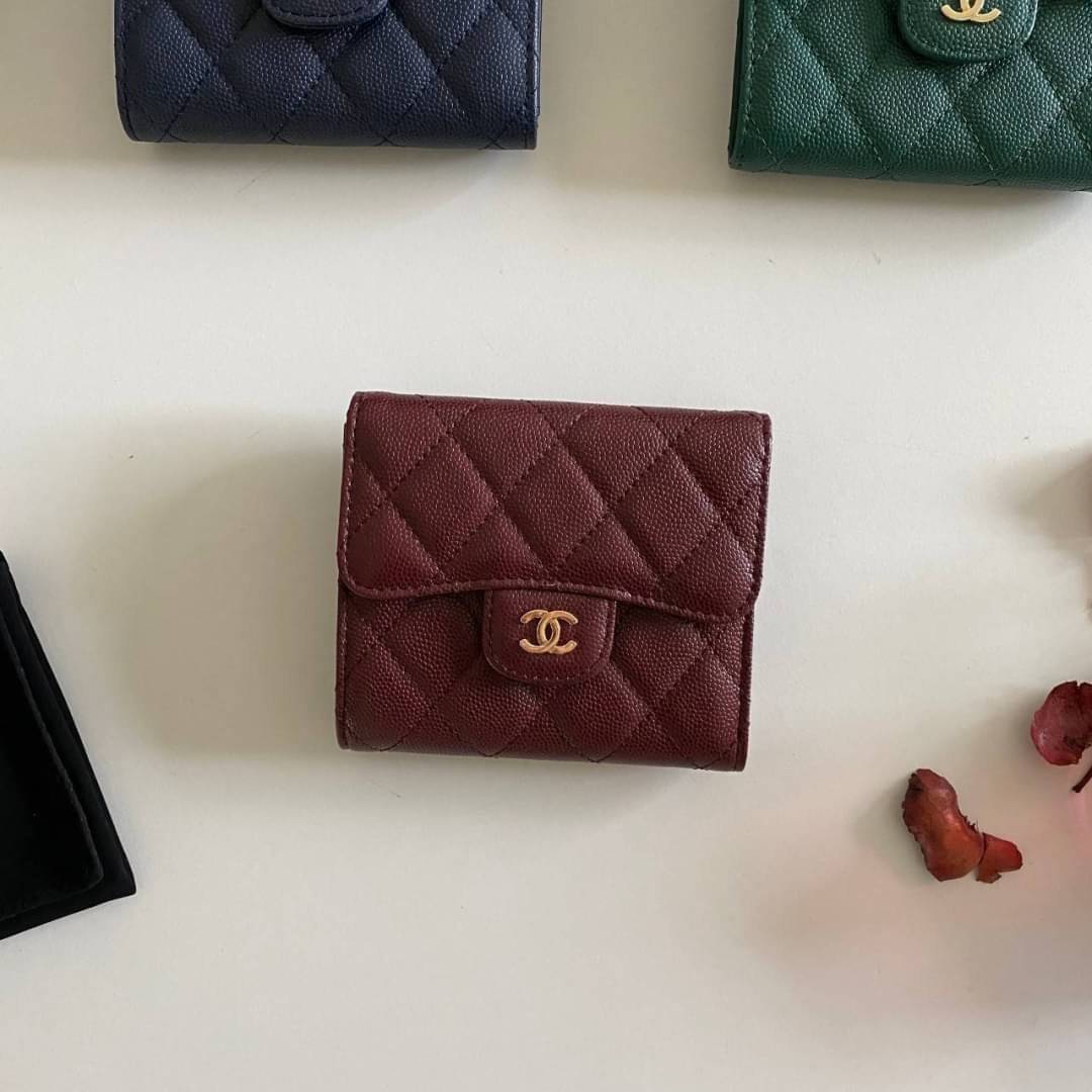 หนังแท้ Chanel Classic small wallet caviar 3 พับ พร้อมส่งที่ไทย รุ่นยอดนิยมไอเท็มฮิตวัสดุหนังแท้คาเวียร์สวยคลาสสิคเปิดปิดด้วยฝาปิดกระดุมด้านหน้ามีโลโก้แบรนด์อะไหล่ทองสวยหรูดูดี ตัวจริงสวยน่าใช้ Chanel mini นาทีนี้กำลัง in สุดๆ ภาพสินค้าถ่ายจากงานขายจริง ใ