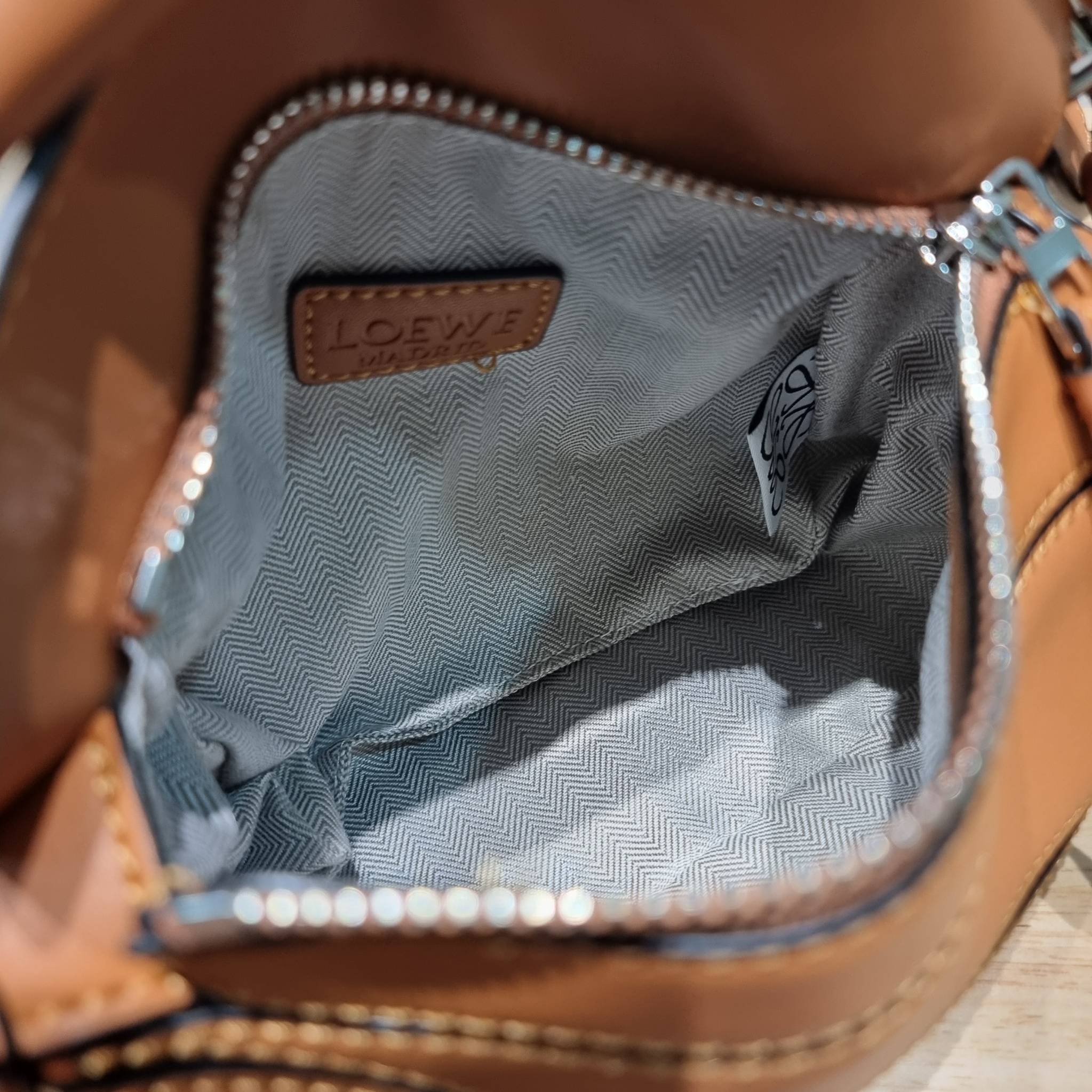 LOEWE MINI PUZZLE BAG IN CLASSIC สุดยอดแบรนด์ที่ดีไซน์เป็นเอกลักษณ์ โดดเด่น สวยหรู กับกระเป๋าสะพายข้างทรงกล่อง ไซส์มินิ สไตล์พัซเซิล