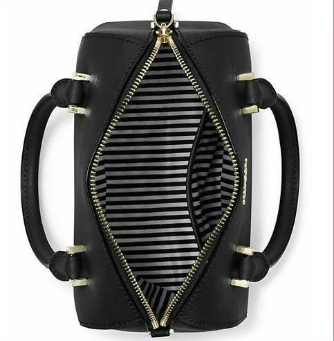 Kate Spade New York Cedar Street Bowling Bag กระเป๋าถือหรือสะพายหนัง Saffiano ทรง Bowling สวยหรู อยู่ทรงสไตล์ PRADA ด้านหน้าประดับโลโก้สีทองหรู มาพร้อมสายสะพายยาวถอดได้ปรับได้ ภายในมีช่องซิปและช่องใส่มือถือ ใส่กระเป๋าสตางค์ใบยาวของใช้ได้จุ น้ำหนักเบาขนาดก