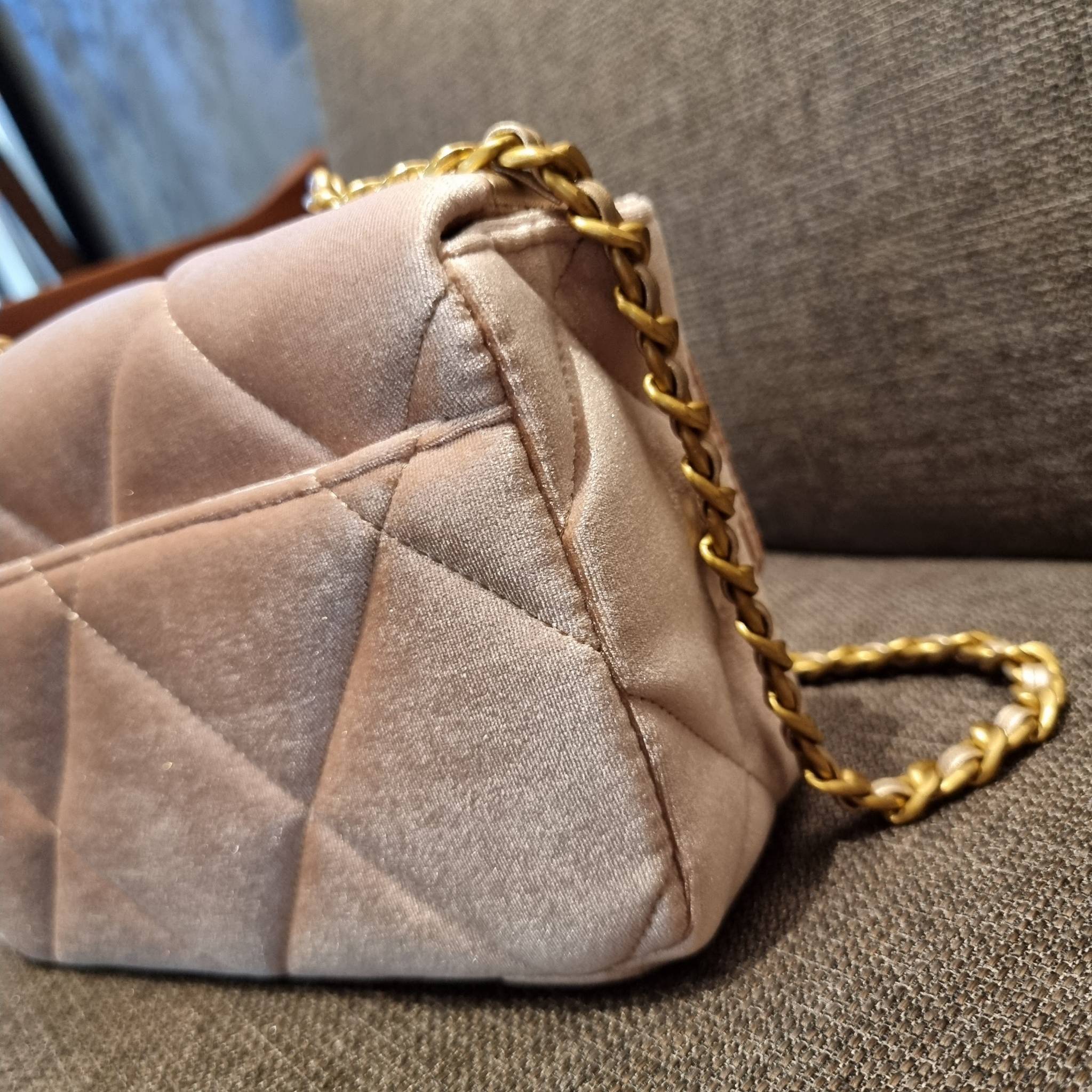 ไม่มองไม่เหลียวไม่ได้แล้ว!! ความหรูที่โดดเด่นจากผ้ากำมะหยี่ สร้างดีเทลผู้ดี ลูกคุณมากๆ Chanel vip boutique กระเป๋าสะพายจาก duty free ในราคาสุดประหยัด!! ดีไซน์เลิศ ตกแต่งด้วยโซ่ทูโทน ลงตัวแบบไม่มีที่ติ เปิด-ปิดด้วยตัวบิดล็อค ภายในโล่งกว้าง ใส่กระเป๋าสตางค์