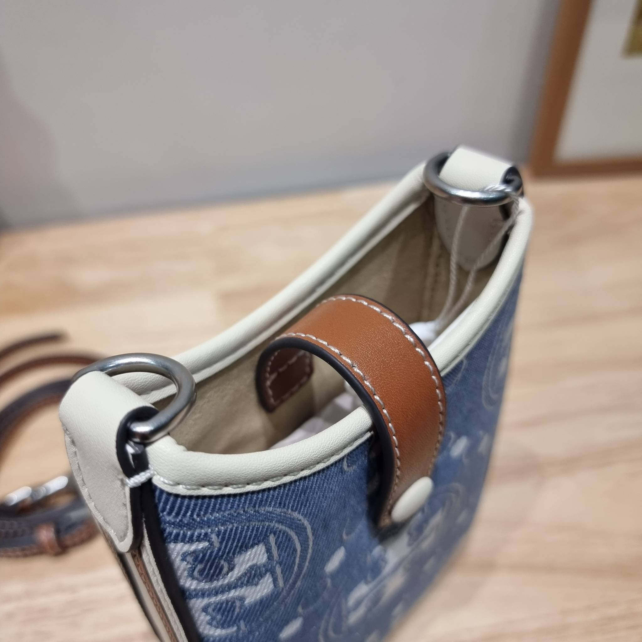 TORY BURCH T MONOGRAM DENIM PHONE CROSSBODY คอลเลคชั่นใหม่รับซัมเมอร์นี้ กับกระเป๋าสะพายข้างถนอมโทรศัพท์ ดีไซน์โทนสีฟ้า สวยคม วัสดุผ้าเดนิมตัดสลับหนัง