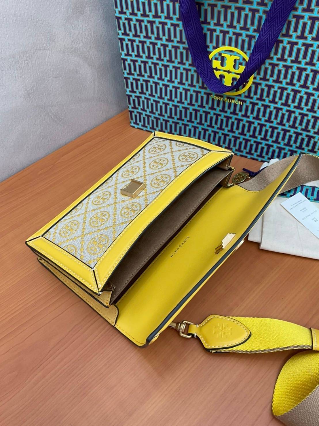 TORY BURCH 81000 MINI T MONOGRAM JACQUARD SHOULDER BAG คอลเลคชั่นฤดูใบไม้ผลิ 2021 กระเป๋าสะพายรุ่นใหม่จาก Tory Burch ดีไซน์สวยคลาสสิค แฝงไว้ด้วยความหรู ลวดลายผ้าแจ็คการ์ด T Monogram บนกระเป๋า Tory Burch นี้ เป็นการยกย่องให้กับงานควิลท์ชาวเพนซิลเวเนียดัตช์