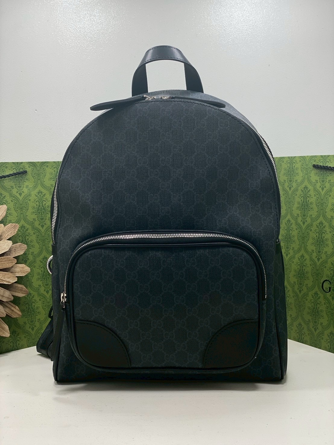 ORI หนังแท้ | Black Gucci GG Emblem medium backpack กระเป๋าสะพายหลัง กระเป๋าเป้ ดีไซน์เรียบง่าย รูปทรงใช้งานง่าน ภายในโล่งกว้าง จุของได้เยอะ