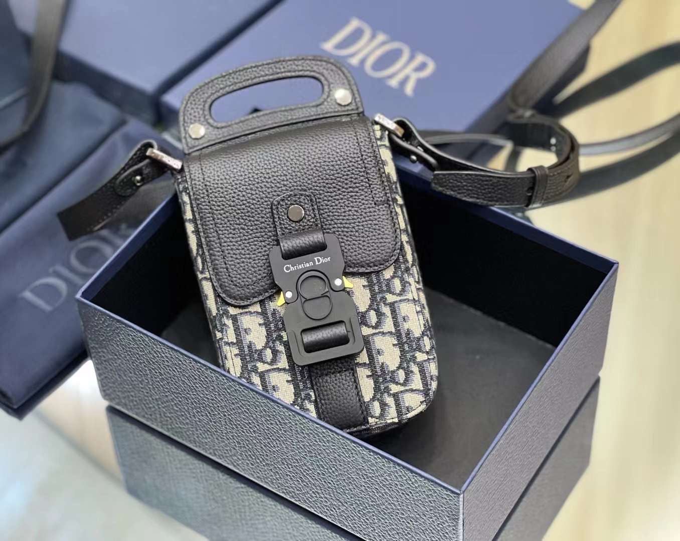 Dior Phone Oblique Bag / Dior Pouch Phone Oblique เกรดเทพออริจินอล ได้ใจหนุ่มๆไปเลยใบนี้!! หลงรักตั้งแต่แรกเห็นมีอยู่จริง!!