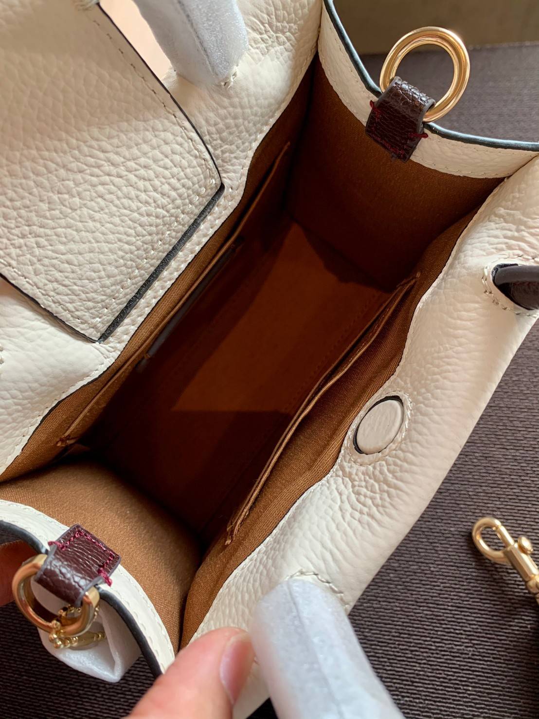 OUTLET COACH MINI CALLY CROSSBODY IN SIGNATURE ((5693//2134//2183)) พร้อมส่งที่ไทยทันที! กระเป๋าสะพายครอสบอดี้ร์ หนังแท้นิ่มอย่างดีค่ะ