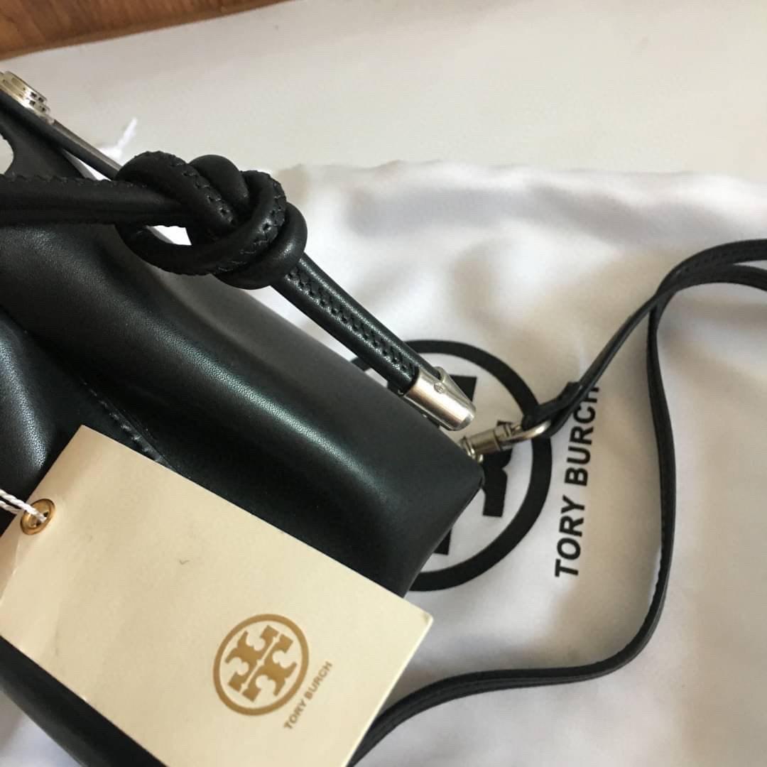 TORY BURCH BUCKET BAG กระเป๋าทรงขนมจีสอดไส้กระเป๋าผ้าแคนวาส อะไหล่เงิน วัสดุใบนอกหนังเรียบสีดำทั้งใบ