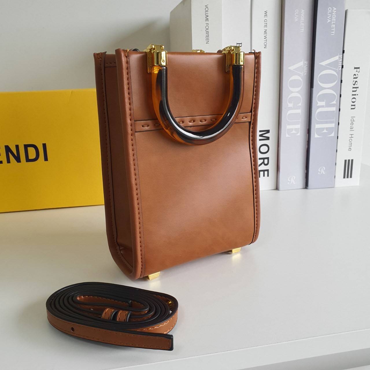 สวยหรูมาก กับ FENDI MINI SUNSHINE SHOPPER วัสดุหนังแท้ทั้งใบ ปั้มชื่อแบรนด์ด้านหน้า ที่จับเซรามิคสีสวยมีสลักแบรนด์ *ทรงมินิน่ารัก ด้านในเป็นช่องโล่งกว้าง สามารถใส่ กระเป๋าสตางค์สั้น มือถือได้ทุกรุ่น มาพร้อมสายสะพาย ถอดปรับได้ อะไหล่ปั้มแบรนด์สีทอง ปั้มโลโ