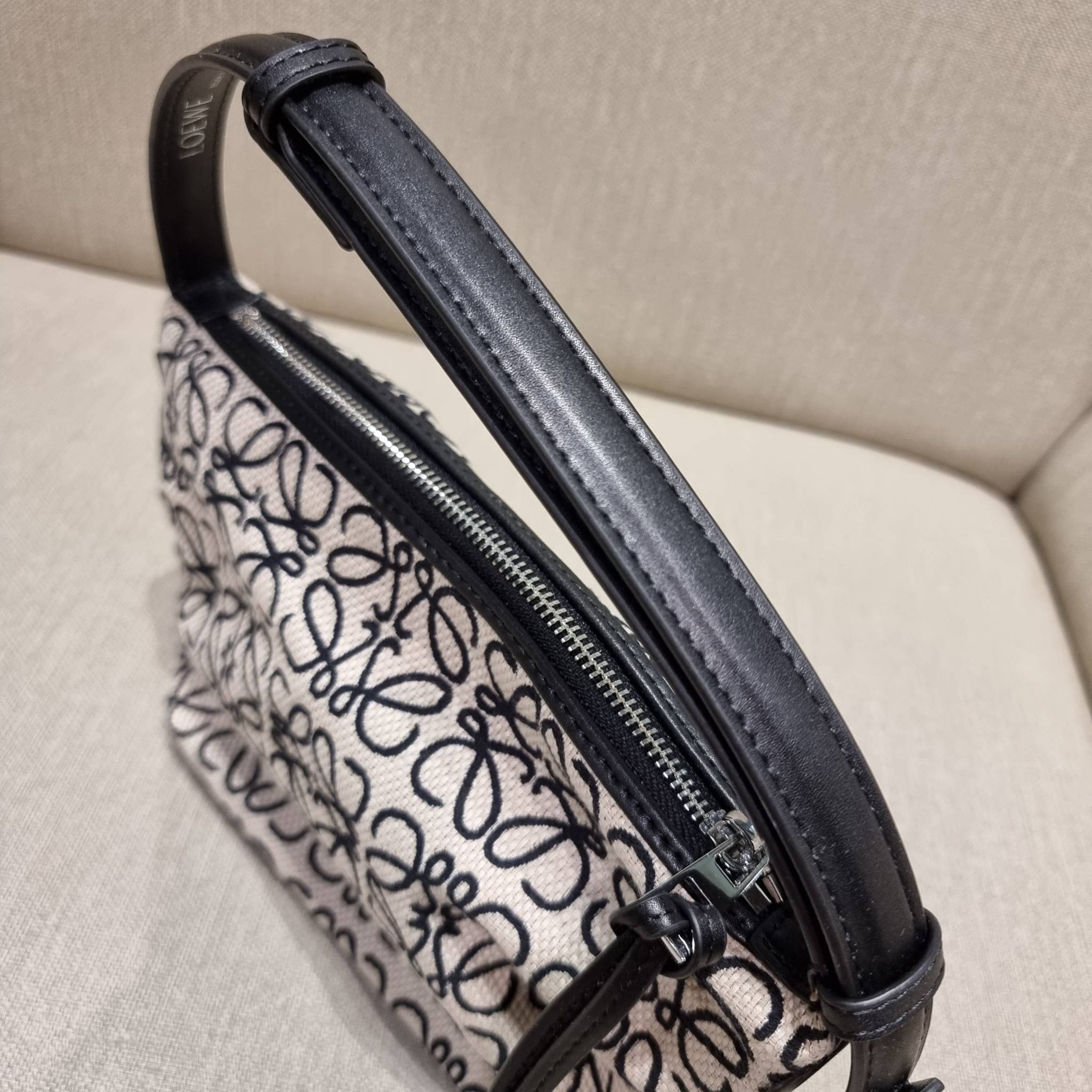 LOEWE SMALL CUBI BAG คอลเลคชั่นยอดฮิต กับสีใหม่ล่าสุด กระเป๋าทรงพอช ใบกำลังสวย ดีไซน์ดีเทลน่ารัก ด้วยลวดลายปักบนผืนผ้าคอตตอน มาพร้อมสายสะพายในตัว ที่ปรับความยาวได้อีกเล็กน้อย คล้องไหล่ คล้องแขนได้แบบสบายๆ เปิด-ปิดด้วยซิป ภายในเป็นช่องโล่ง มีช่องแบ่งอีกช่อ