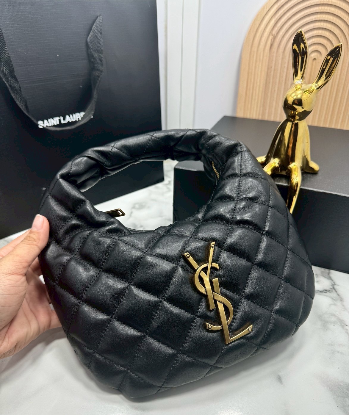 ORI หนังแท้ | YSL ICARINO in quilted nappa 25cm กระเป๋าถือ Icare รุ่นยอดนิยม ปรับไซส์ใช้งานง่าย ดีไซน์ทันสมัย น้ำหนักเบา เรียบหรู โดดเด่นด้วยโลโก้แบรนด์สีทอง