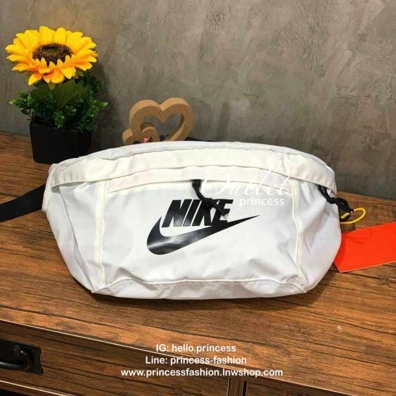 Nike Tech hip pack กระเป๋าคาดเอว Nike Tech รุ่นใหม่ชนช้อป!! ให้คุณหยิบใช้อุปกรณ์กีฬาและพกพาได้อย่างง่ายดาย พร้อมโดดเด่นด้วยกระเป๋าซิป 2 จุดสำหรับเก็บสิ่งของ และสายกระเป๋าแบบปรับได้เพื่อให้แนบกับลำตัว ใช้งานได้คล้องตัว ใส่ของได้จุสมใจเลยคร้า